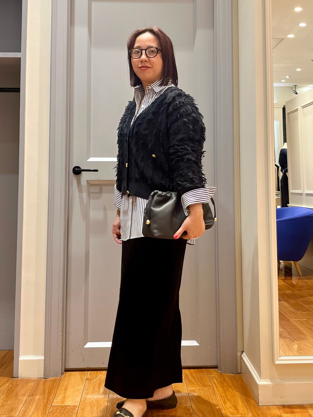 「おしゃ見えテクニック、レイヤードスタイル、秋コーデ、カーディガン、モノトーン、メガネ女子、ローファー、トラッド、オトナカジュアル、キレイめカジュアル、シンプル、トレンド」｜「NOLLEY’Sのウォッシャブルベロアセミタイトスカート（スカート、ブラック系）」を使った、yamaiさん（レディース・163cm）の秋コーディネートの2枚目の写真