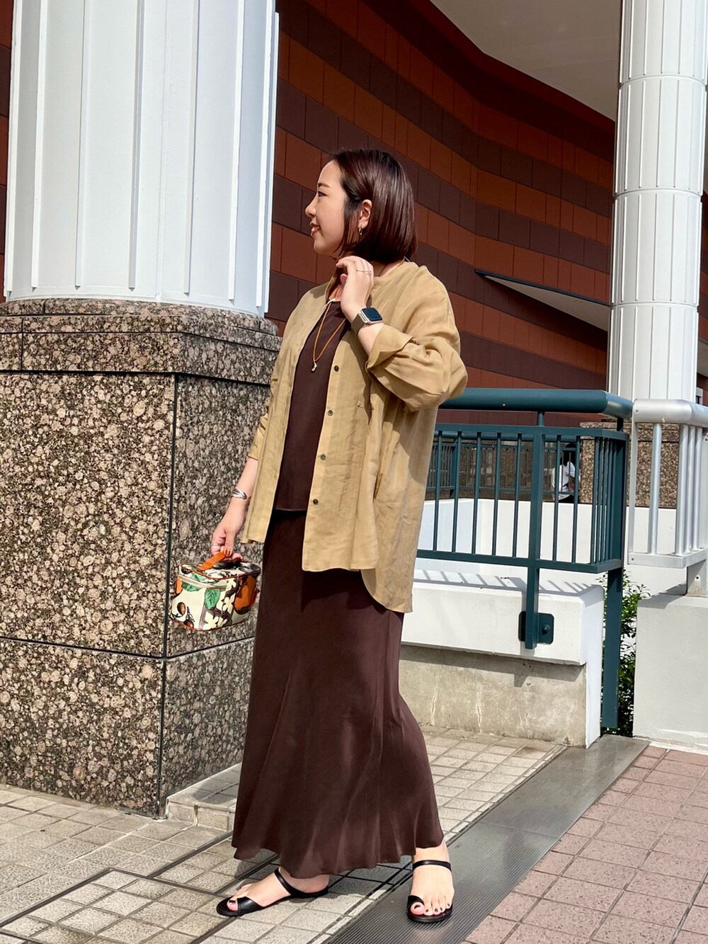 「サンダル、シャツスタイル、お出かけコーデ、マーメイドスカート、デートコーデ、ロングスカート、きれいめカジュアル、楽チンコーデ、夏服コーデ、大人女子、スカートスタイル、ノーリーズ」｜「manipuriの【manipuri/マニプリ】バニティポーチ（ポーチ、グレー系）」を使った、yamaiさん（レディース・163cm）の春コーディネートの4枚目の写真