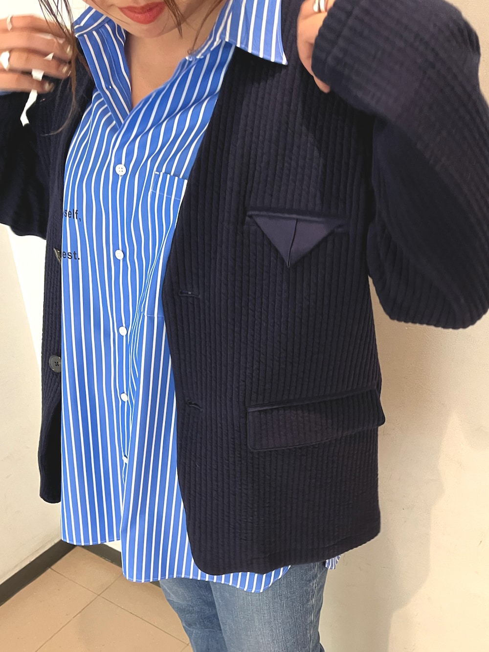 「大人カジュアル、春、スニーカー、春服、シャツスタイル、ブルーコーデ、ストライプシャツ、シャツ、デニム、ジャケット、ジャケットスタイル、コンバース、カラー×コーデ、骨格ストレート、着痩せコーデ」｜「NOLLEY’Sの【RED CARD/レッドカード】Marmalade Midrise（デニムパンツ、ブルー系）」を使った、yamaiさん（レディース・163cm）の冬コーディネートの4枚目の写真