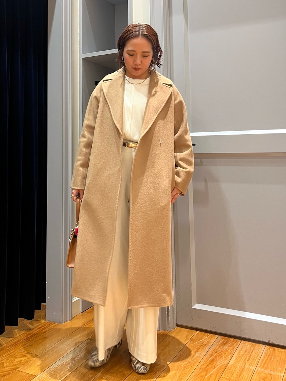 「休日スタイル、キレイめカジュアル、着回しコーデ、アウターコーデ、オトナカワイイ、オトナカジュアル、オフィスカジュアル、レディースファッション、冬服コーデ、きれいめカジュアル、冬のコーデ、ワントーンコーデ、お出かけコーデ、セットアップ、ホワイトコーデ」｜「NOLLEY’Sのハンドステッチベルテッドコート（その他アウター、イエロー系）」を使った、yamaiさん（レディース・163cm）の冬コーディネートの2枚目の写真