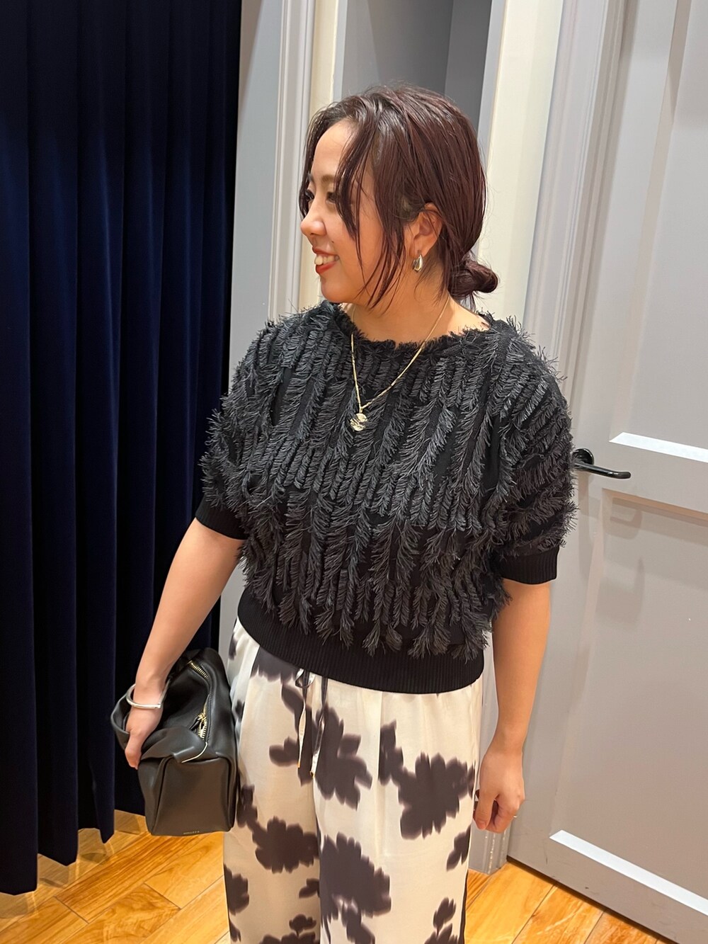 「休日スタイル、きれいめカジュアル、夏コーデ、ブラックコーデ、おでかけコーデ、ブラック、ニットコーデ、モノトーン、大人カジュアル、オトナカジュアル、大人コーデ、ワントーンコーデ、ワイドパンツ」｜「NOLLEY’Sの《手洗い可能》カットフリンジドルマンプルオーバーニット（ニット/セーター、ブラック系）」を使った、yamaiさん（レディース・163cm）の夏コーディネートの3枚目の写真