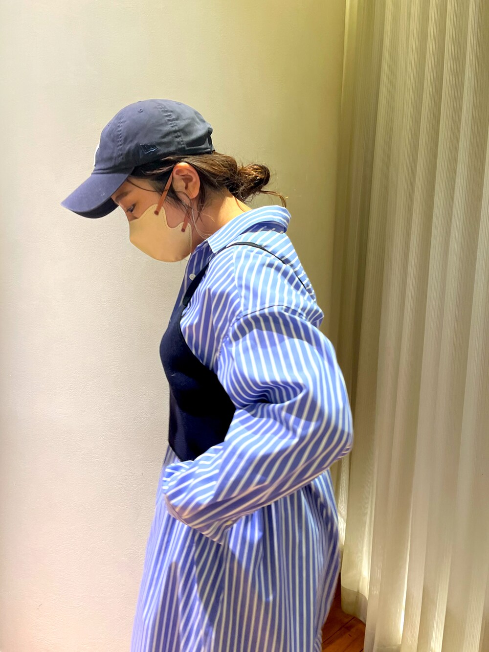 「シンプルスタイル、ニット、オトナ女子、休日コーデ、春服コーデ、シンプル、ラクチンコーデ、ブルーコーデ、サイドゴアブーツ、ブルー、春、シャツワンピ、キャップ、ビスチェ、ネイビー」｜「NOLLEY’Sのイージーケアコットンシャツワンピース（シャツワンピース、ブルー系）」を使った、yamaiさん（レディース・163cm）の冬コーディネートの4枚目の写真