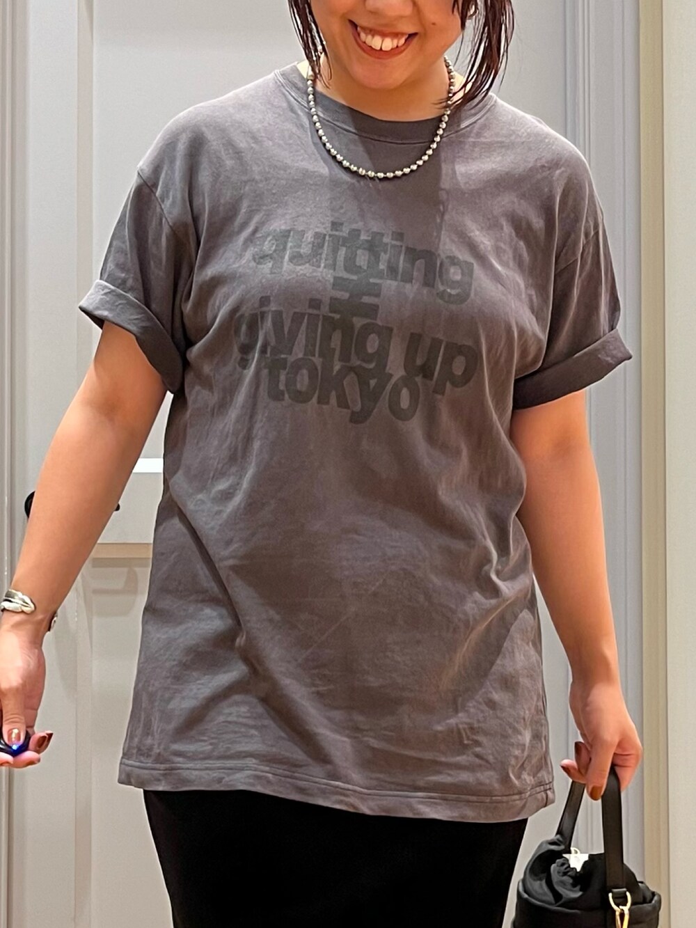 「お出かけコーデ、ブラックコーデ、夏コーデ、モノトーン、サンダル、シンプルコーデ、リラックススタイル、Tシャツコーデ、オトナ女子」｜「Rie MillerのピグメントTシャツ（Tシャツ/カットソー、グレー系）」を使った、yamaiさん（レディース・163cm）の夏コーディネートの4枚目の写真
