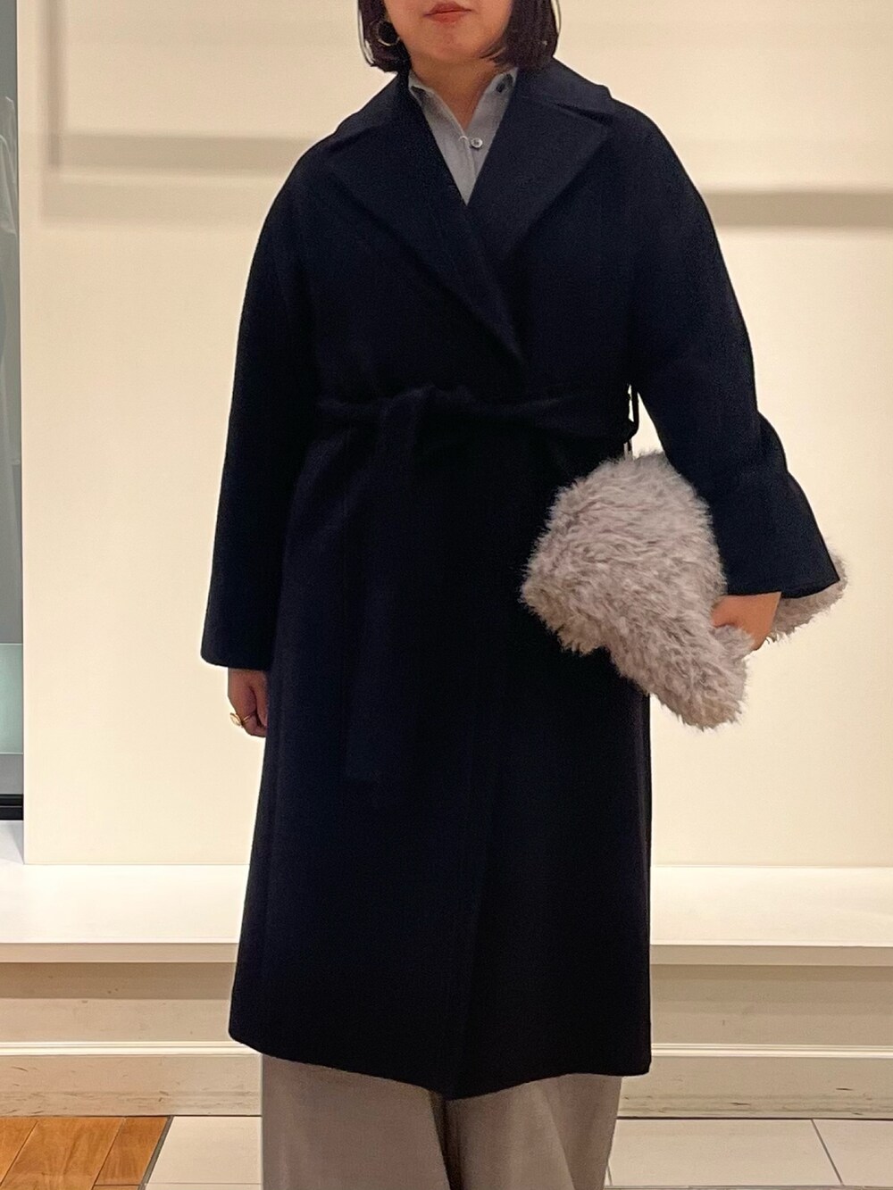 「休日スタイル、キレイめカジュアル、着回しコーデ、ワイドパンツ、アウターコーデ、オトナカワイイ、オトナカジュアル、オフィスカジュアル、レディースファッション、冬服コーデ、きれいめカジュアル、カジュアルコーデ、カーディガン、冬のコーデ、ワントーンコーデ」｜「NOLLEY’Sのハンドステッチベルテッドコート（その他アウター、ブルー系）」を使った、yamaiさん（レディース・163cm）の冬コーディネートの8枚目の写真