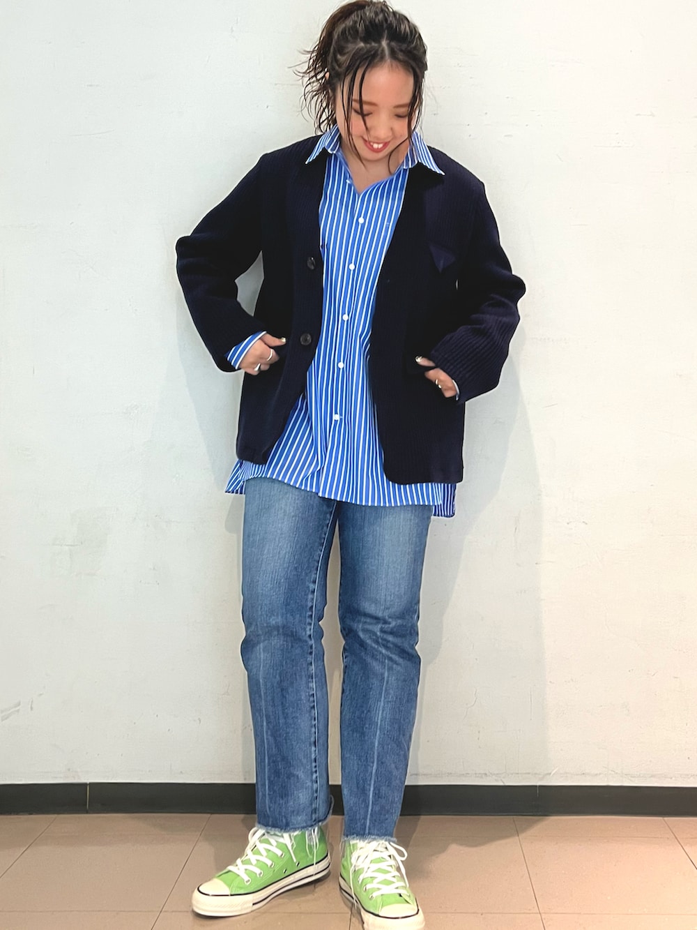 「大人カジュアル、春、スニーカー、春服、シャツスタイル、ブルーコーデ、ストライプシャツ、シャツ、デニム、ジャケット、ジャケットスタイル、コンバース、カラー×コーデ、骨格ストレート、着痩せコーデ」｜「NOLLEY’Sの【RED CARD/レッドカード】Marmalade Midrise（デニムパンツ、ブルー系）」を使った、yamaiさん（レディース・163cm）の冬コーディネートの2枚目の写真