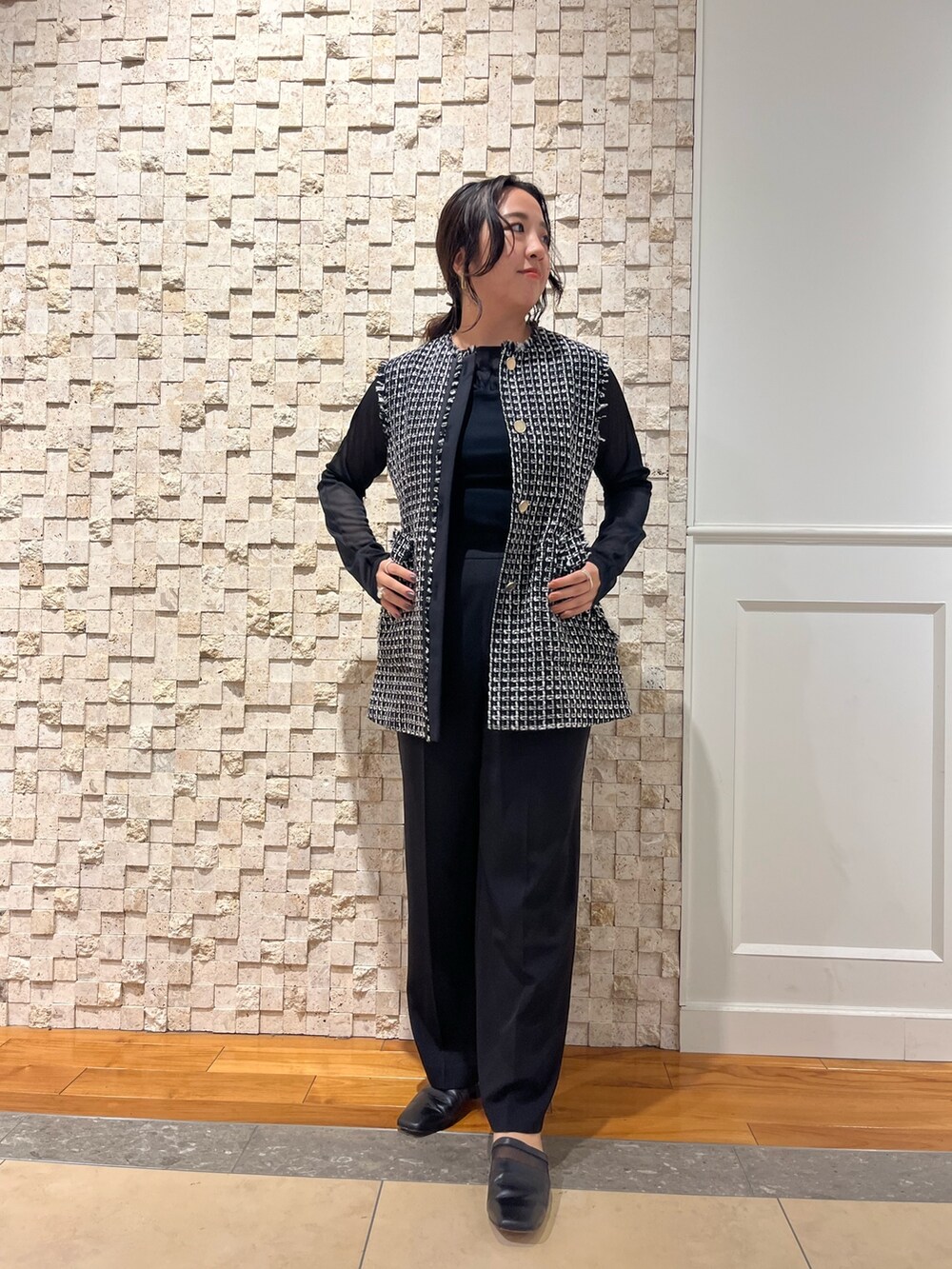 ブラック系のその他パンツ、ブラック系のベスト、ブラック系のTシャツ/カットソーを着用したレディースの秋コーディネートの9枚目の写真