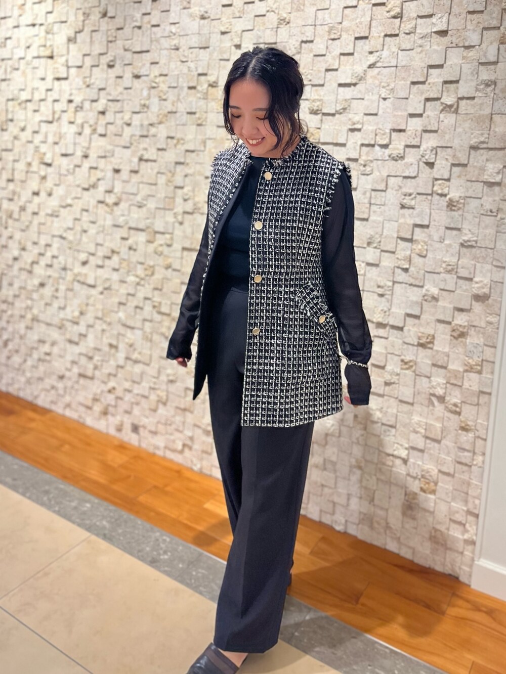 ブラック系のその他パンツ、ブラック系のベスト、ブラック系のTシャツ/カットソーを着用したレディースの秋コーディネートの7枚目の写真