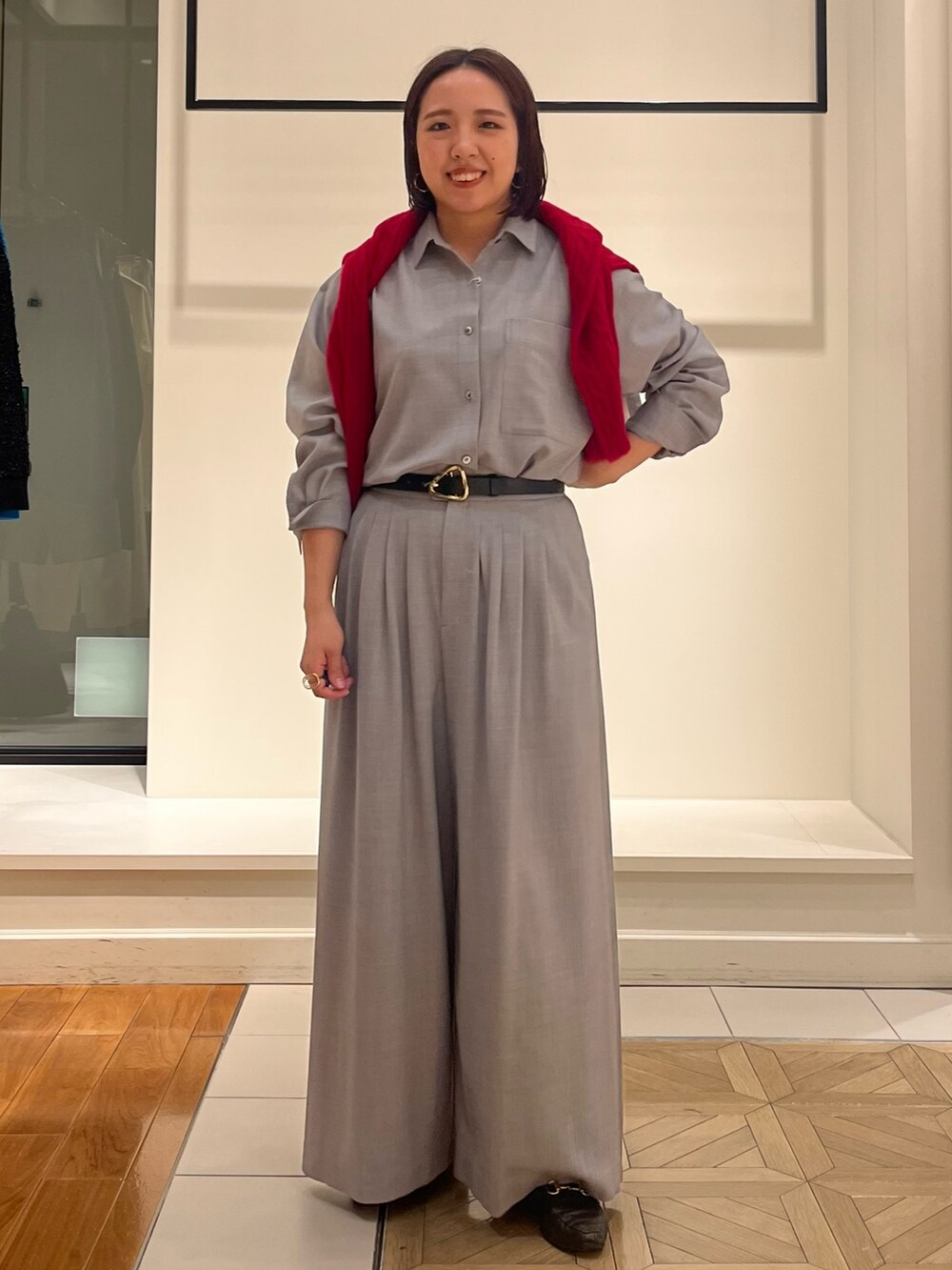 「休日スタイル、キレイめカジュアル、着回しコーデ、ワイドパンツ、アウターコーデ、オトナカワイイ、オトナカジュアル、オフィスカジュアル、レディースファッション、冬服コーデ、きれいめカジュアル、カジュアルコーデ、カーディガン、冬のコーデ、ワントーンコーデ」｜「NOLLEY’Sのハンドステッチベルテッドコート（その他アウター、ブルー系）」を使った、yamaiさん（レディース・163cm）の冬コーディネートの5枚目の写真
