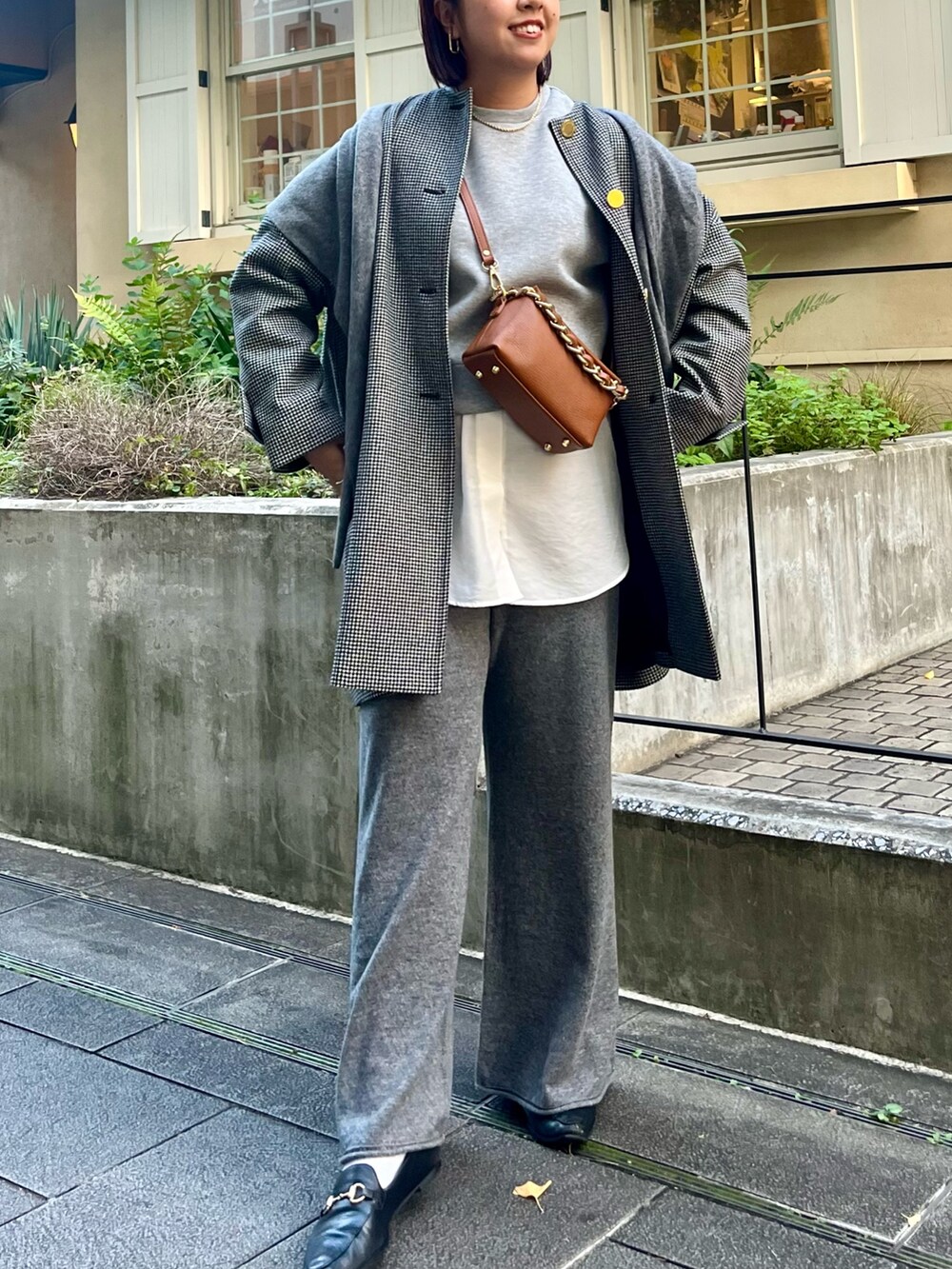 「休日スタイル、ローファー、ニット、スウェット、ブラウン、ショルダーバッグ、オトナカジュアル、秋冬、パンツコーデ、グレー、ニットコーデ、カシミヤ、ロングコート、リラックススタイル」|「NOLLEY’Sの【TRADITIONAL WEATHERWEAR】MALTON NO COLLAR(ノーカラーコート、ブラック系)」を使った、yamaiさん(レディース・163cm)の秋コーディネートの4枚目の写真