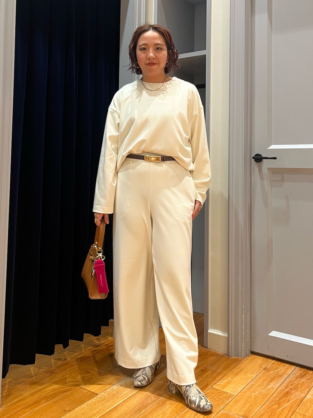 「休日スタイル、キレイめカジュアル、着回しコーデ、アウターコーデ、オトナカワイイ、オトナカジュアル、オフィスカジュアル、レディースファッション、冬服コーデ、きれいめカジュアル、冬のコーデ、ワントーンコーデ、お出かけコーデ、セットアップ、ホワイトコーデ」｜「NOLLEY’Sのハンドステッチベルテッドコート（その他アウター、イエロー系）」を使った、yamaiさん（レディース・163cm）の冬コーディネートの5枚目の写真