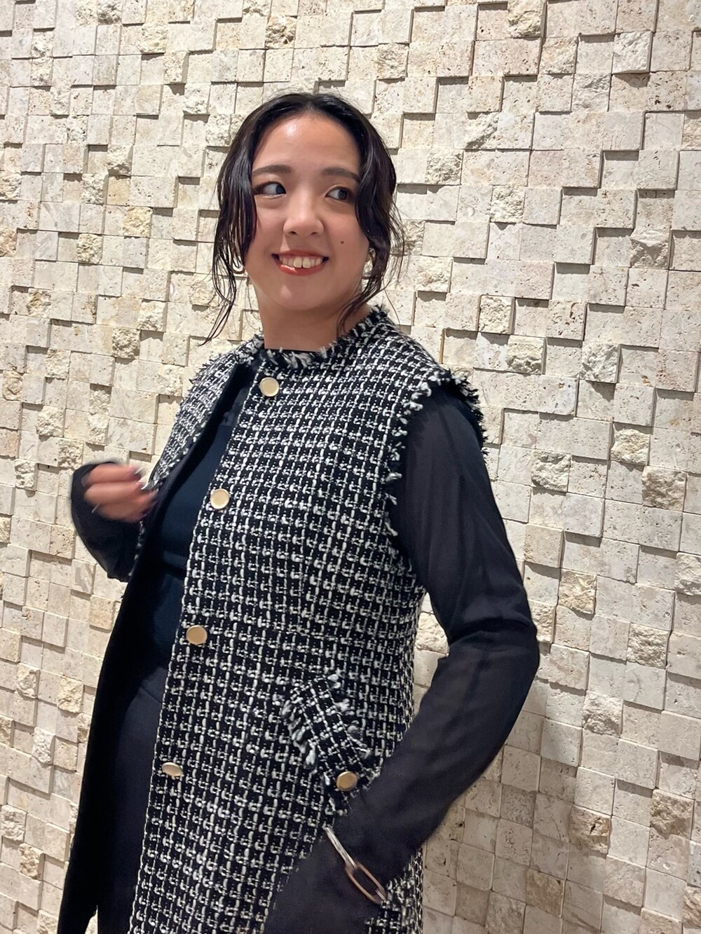 ブラック系のその他パンツ、ブラック系のベスト、ブラック系のTシャツ/カットソーを着用したレディースの秋コーディネートの8枚目の写真