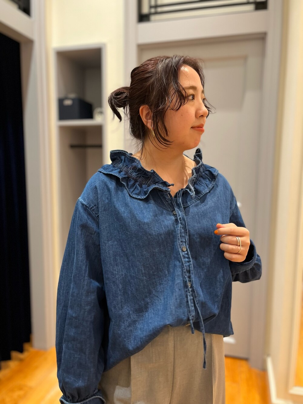 「シンプルコーデ、オトナカワイイ、高身長コーデ、春コーデ、春、ローファー、デニム、デニムコーデ、大人カジュアル、大人コーデ、オトナ女子、カジュアル」｜「Rie Millerのフリルギャザーデニムブラウス（シャツ/ブラウス、ブルー系）」を使った、yamaiさん（レディース・163cm）の春コーディネートの7枚目の写真