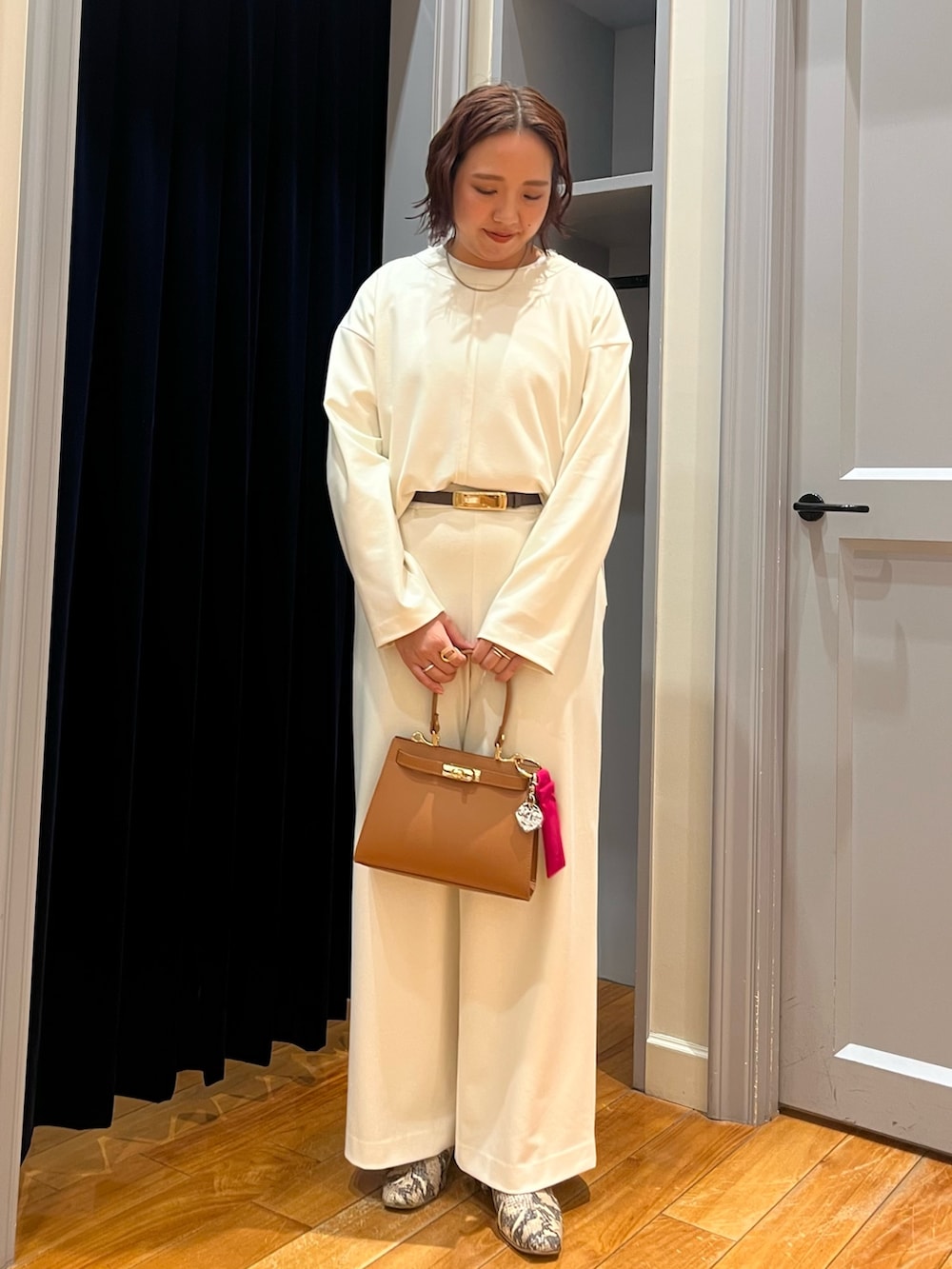 「休日スタイル、キレイめカジュアル、着回しコーデ、ワイドパンツ、オトナカワイイ、オトナカジュアル、レディースファッション、冬服コーデ、きれいめカジュアル、冬のコーデ、ワントーンコーデ、ホワイトコーデ、セットアップ」｜「NOLLEY’Sの《セットアップ対応》ウォッシャブル両面起毛イージーワイドパンツ（その他パンツ、ホワイト系）」を使った、yamaiさん（レディース・163cm）の冬コーディネートの6枚目の写真