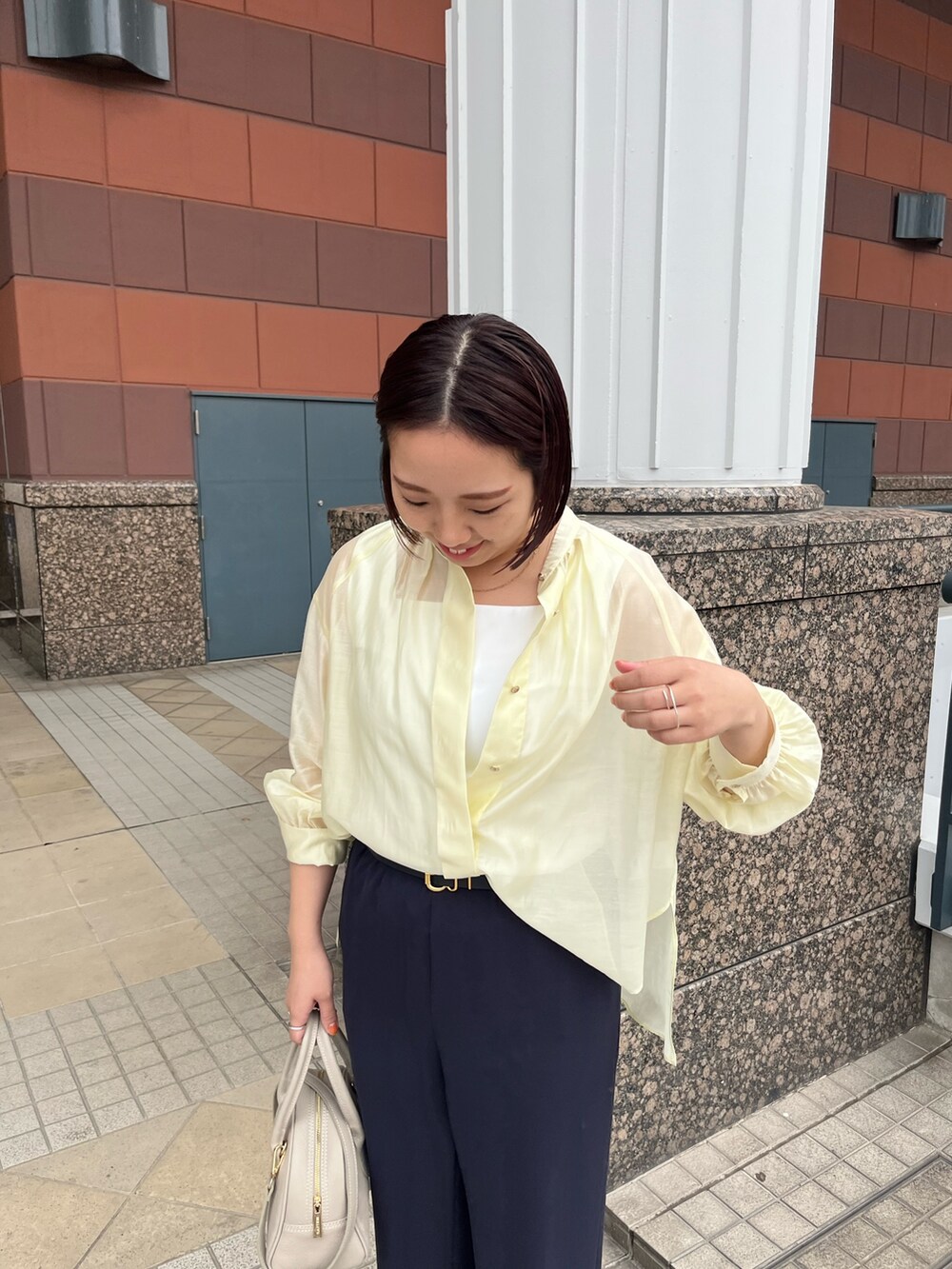 「おでかけコーデ、大人カジュアルコーデ、シンプルスタイル、今日のコーデ、レディースファッション、シャツコーデ、春、春色、シアートップス、ショルダーバッグ、大人カジュアル、ワイドパンツ、きれいめカジュアル、キレイめカジュアル」｜「NOLLEY’Sのバンドカラーシアーブラウス（シャツ/ブラウス、イエロー系）」を使った、yamaiさん（レディース・163cm）の春コーディネートの5枚目の写真