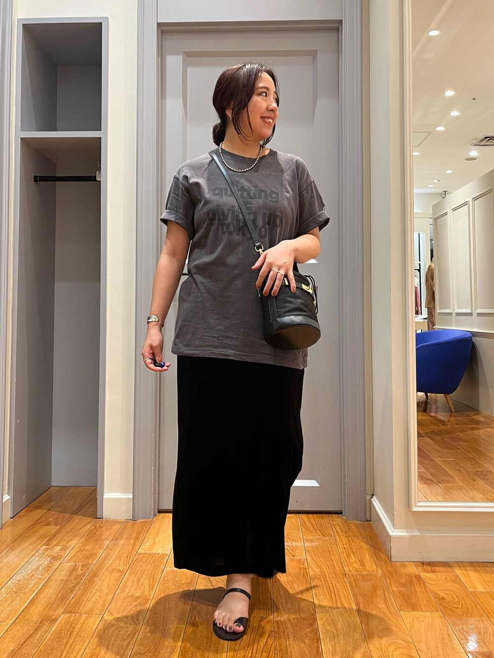 「お出かけコーデ、ブラックコーデ、夏コーデ、モノトーン、サンダル、シンプルコーデ、リラックススタイル、Tシャツコーデ、オトナ女子」｜「Rie MillerのピグメントTシャツ（Tシャツ/カットソー、グレー系）」を使った、yamaiさん（レディース・163cm）の夏コーディネートの5枚目の写真
