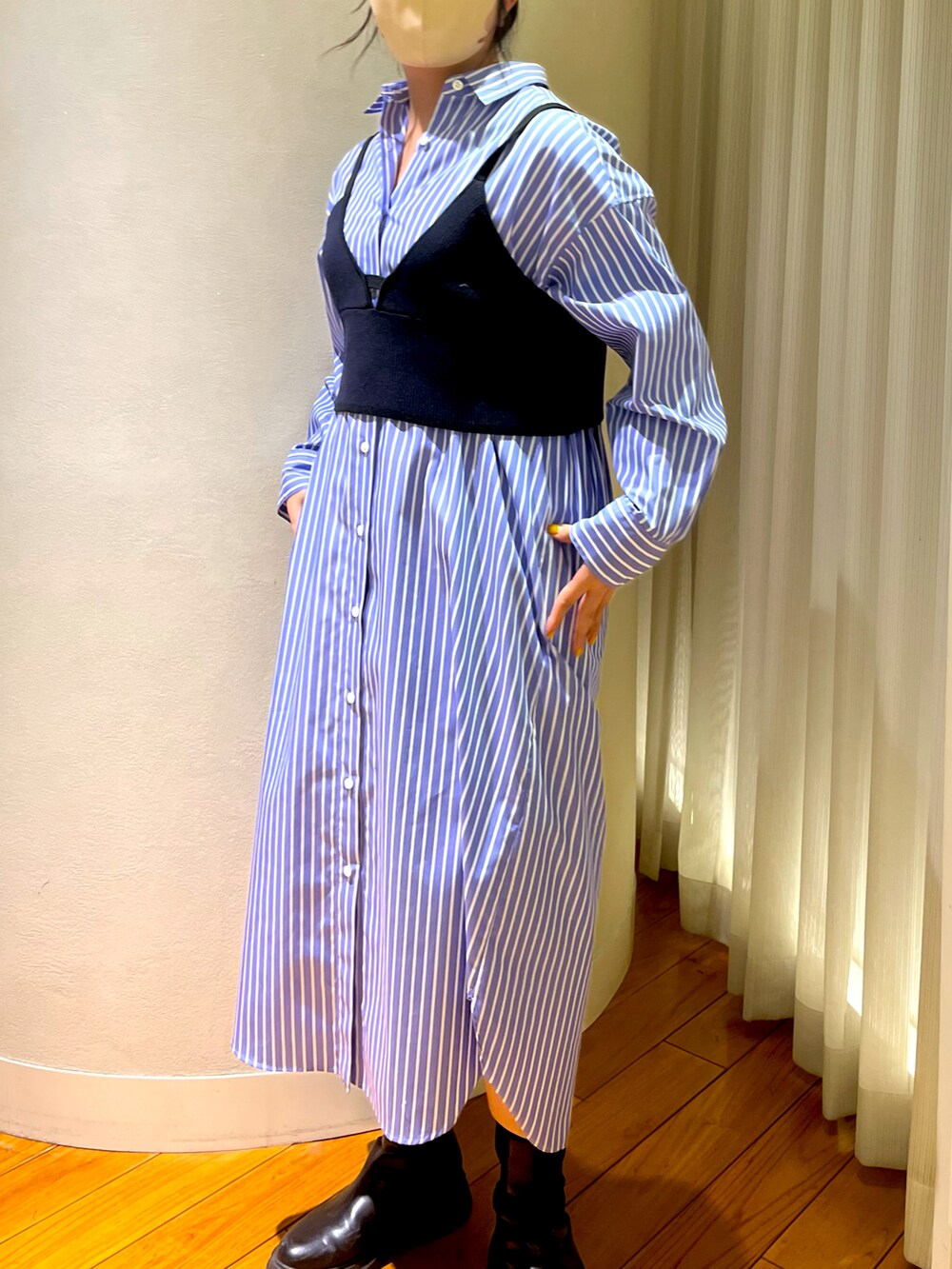 「シンプルスタイル、ニット、オトナ女子、休日コーデ、春服コーデ、シンプル、ラクチンコーデ、ブルーコーデ、サイドゴアブーツ、ブルー、春、シャツワンピ、キャップ、ビスチェ、ネイビー」｜「NOLLEY’Sのイージーケアコットンシャツワンピース（シャツワンピース、ブルー系）」を使った、yamaiさん（レディース・163cm）の冬コーディネートの3枚目の写真