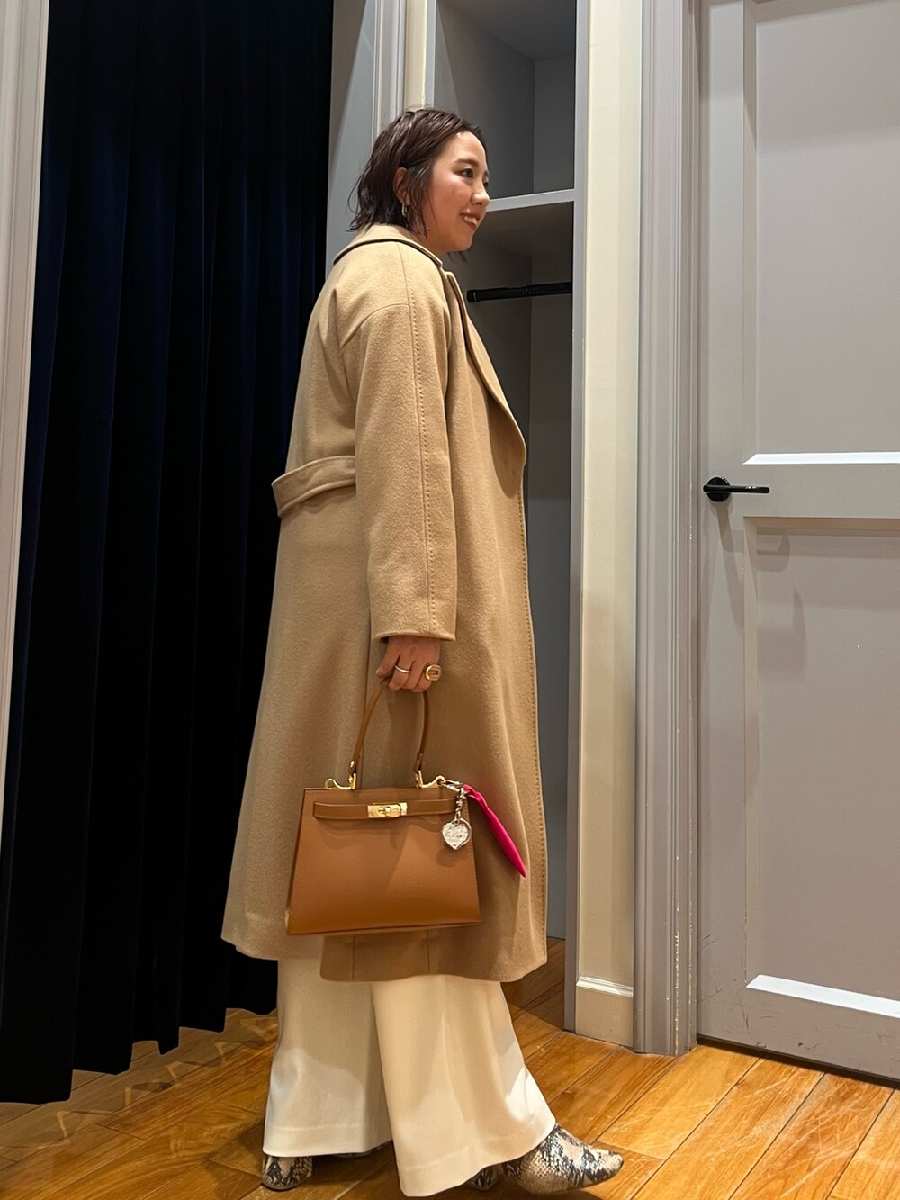 「休日スタイル、キレイめカジュアル、着回しコーデ、アウターコーデ、オトナカワイイ、オトナカジュアル、オフィスカジュアル、レディースファッション、冬服コーデ、きれいめカジュアル、冬のコーデ、ワントーンコーデ、お出かけコーデ、セットアップ、ホワイトコーデ」｜「NOLLEY’Sのハンドステッチベルテッドコート（その他アウター、イエロー系）」を使った、yamaiさん（レディース・163cm）の冬コーディネートの4枚目の写真