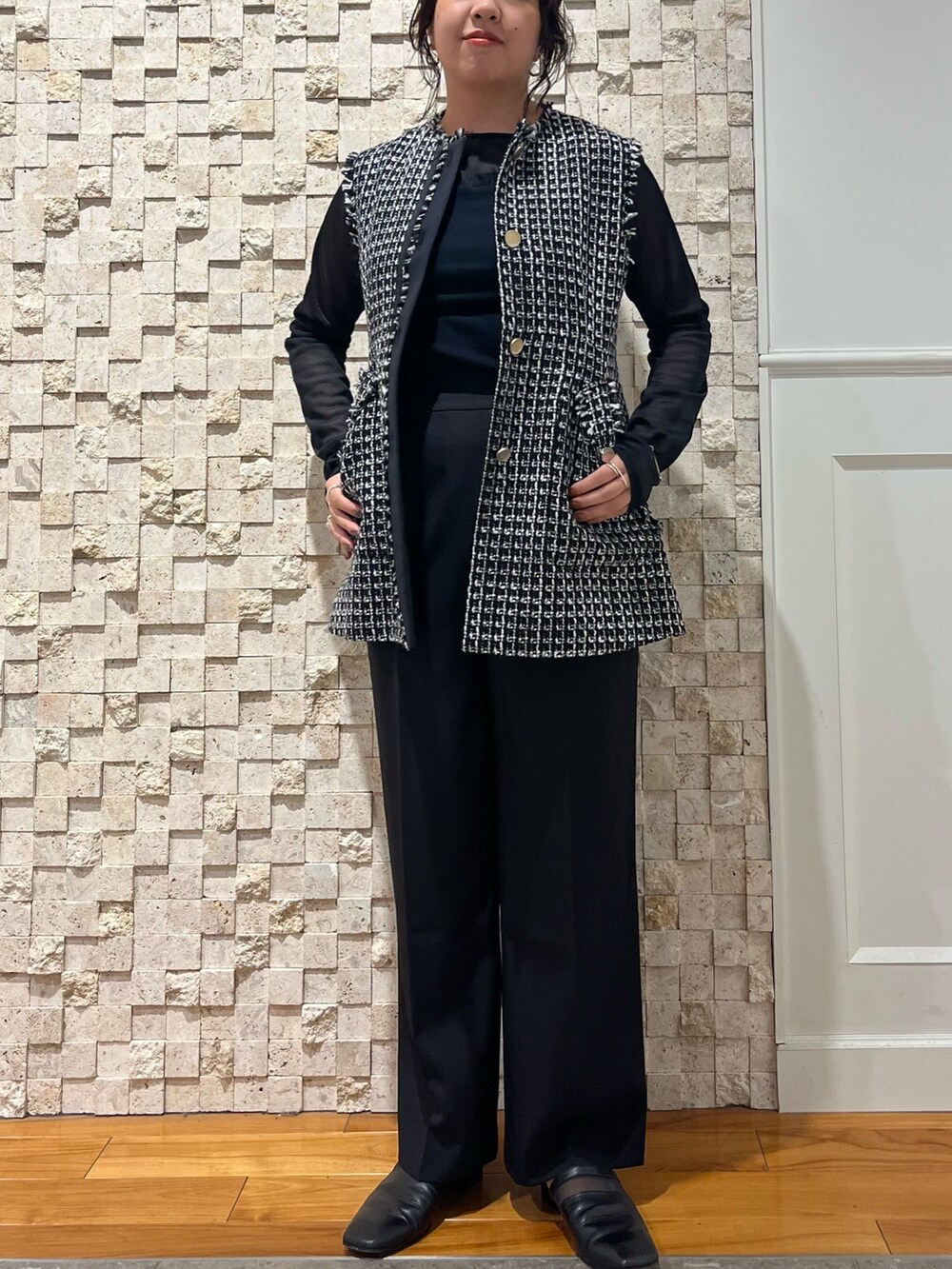 ブラック系のその他パンツ、ブラック系のベスト、ブラック系のTシャツ/カットソーを着用したレディースの秋コーディネートの2枚目の写真