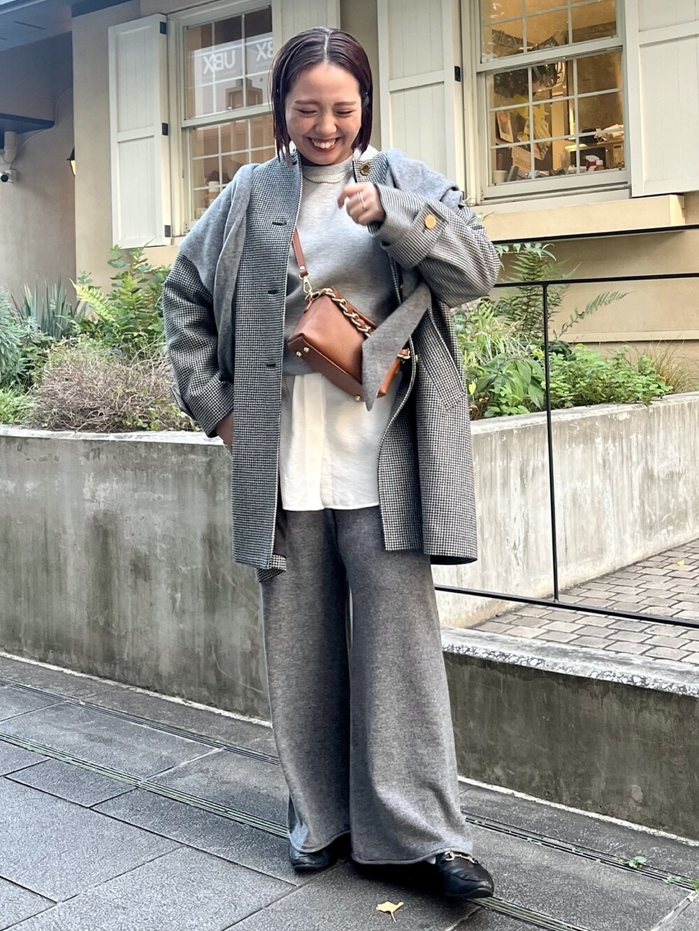 「休日スタイル、ローファー、ニット、スウェット、ブラウン、ショルダーバッグ、オトナカジュアル、秋冬、パンツコーデ、グレー、ニットコーデ、カシミヤ、ロングコート、リラックススタイル」|「NOLLEY’Sの【TRADITIONAL WEATHERWEAR】MALTON NO COLLAR(ノーカラーコート、ブラック系)」を使った、yamaiさん(レディース・163cm)の秋コーディネートの2枚目の写真
