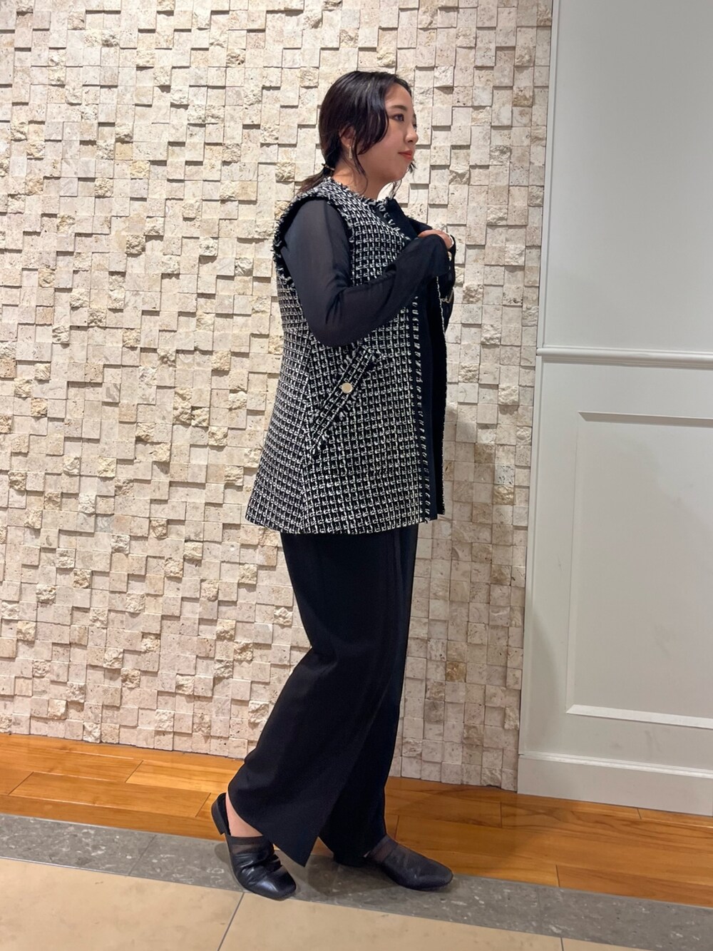 ブラック系のその他パンツ、ブラック系のベスト、ブラック系のTシャツ/カットソーを着用したレディースの秋コーディネートの4枚目の写真