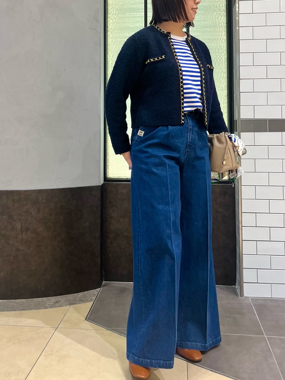 「休日スタイル、カーディガン、ボーダー、秋コーデ、オトナカジュアル、パンツコーデ、デニムコーデ、高身長女子、めがね、ベルト、ジャケット」｜「NOLLEY’Sの＜飯豊まりえさん着用＞チェーンブレードフワフワジャケット 24AW（カーディガン/ボレロ、ブルー系）」を使った、yamaiさん（レディース・163cm）の秋コーディネートの5枚目の写真