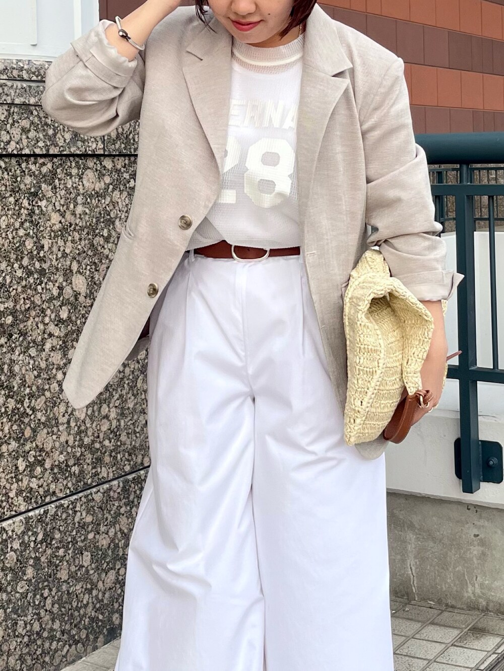 「休日スタイル、お出かけコーデ、シアートップス、大人カジュアル、フレアパンツ、カジュアルスタイル、Tシャツコーデ、キレイめコーデ、ロゴT、プリントT、ジャケット、ワントーンコーデ、ホワイトコーデ、メッシュ、ブラウン」|「NOLLEY’Sのペーパークロシェバッグ(ショルダーバッグ、ベージュ系)」を使った、yamaiさん(レディース・163cm)の春コーディネートの7枚目の写真
