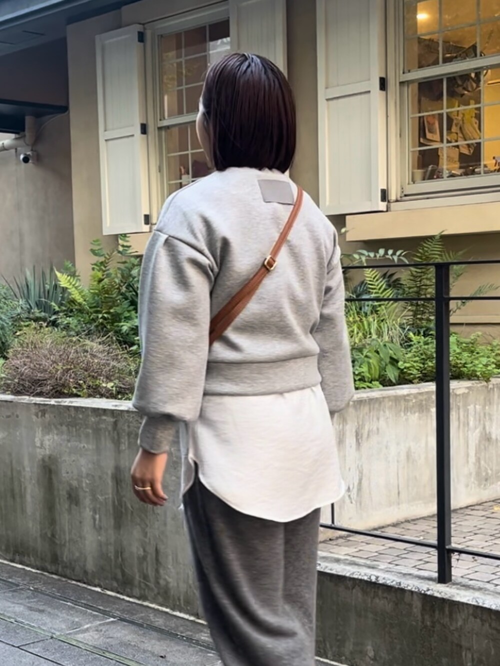 「休日スタイル、ローファー、ニット、スウェット、ブラウン、ショルダーバッグ、オトナカジュアル、秋冬、パンツコーデ、グレー、ニットコーデ、カシミヤ、ロングコート、リラックススタイル」|「NOLLEY’Sの【TRADITIONAL WEATHERWEAR】MALTON NO COLLAR(ノーカラーコート、ブラック系)」を使った、yamaiさん(レディース・163cm)の秋コーディネートの8枚目の写真