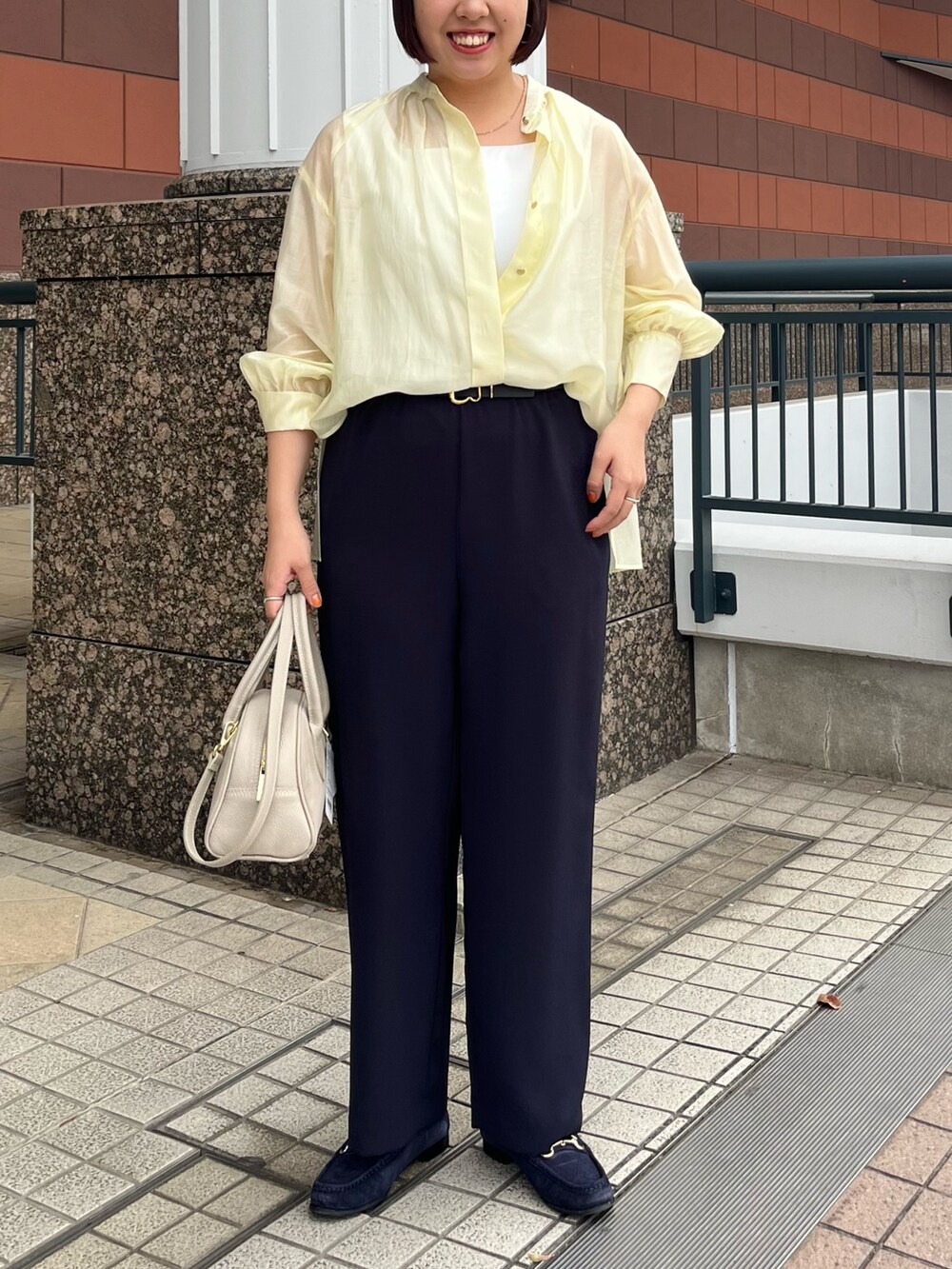 「おでかけコーデ、大人カジュアルコーデ、シンプルスタイル、今日のコーデ、レディースファッション、シャツコーデ、春、春色、シアートップス、ショルダーバッグ、大人カジュアル、ワイドパンツ、きれいめカジュアル、キレイめカジュアル」｜「NOLLEY’Sのバンドカラーシアーブラウス（シャツ/ブラウス、イエロー系）」を使った、yamaiさん（レディース・163cm）の春コーディネートの3枚目の写真