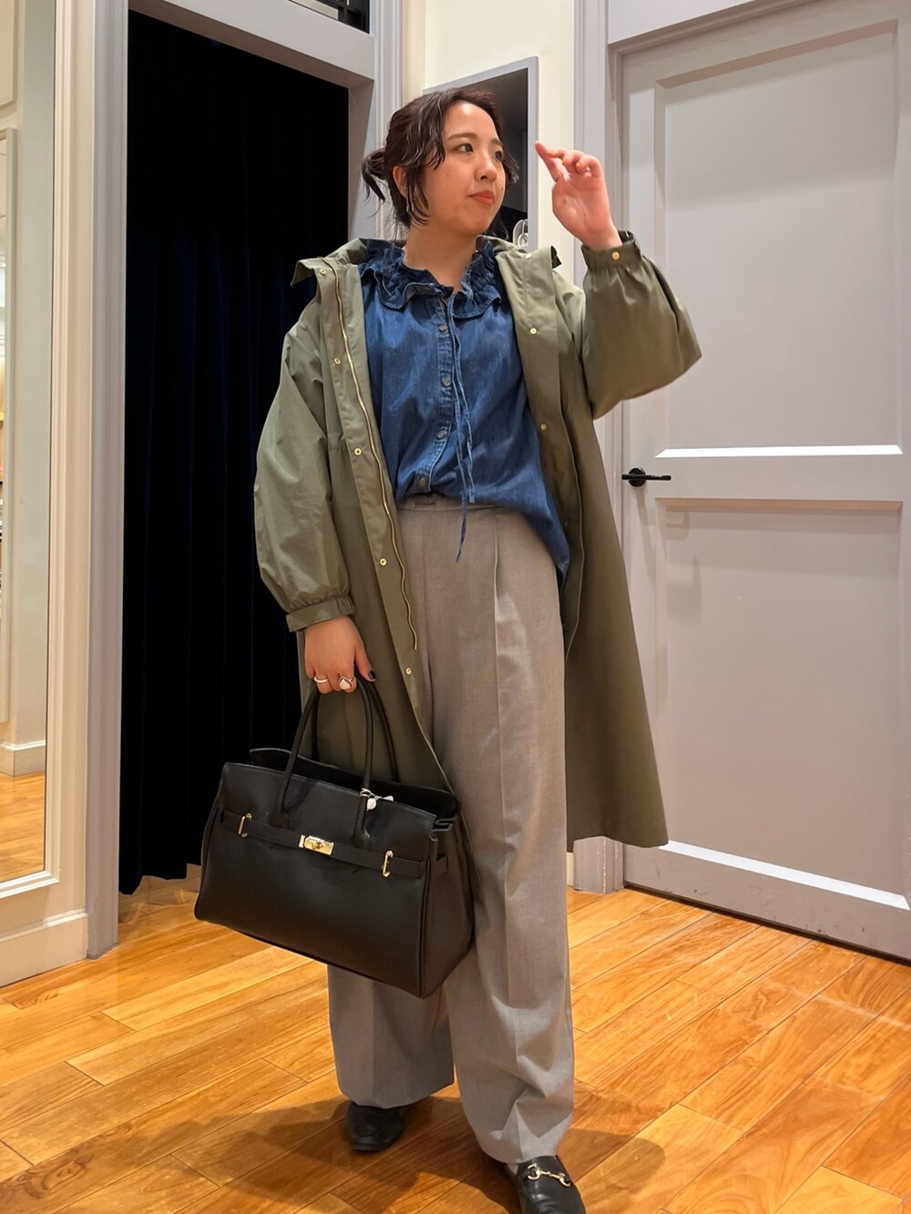 「春アウター、春コーデ、ローファー、デニム、ワイドパンツ、パンツコーデ、大人カジュアル、オトナカジュアル、オトナ女子、大人コーデ、カジュアルコーデ、デニムブラウス、フリルブラウス」｜「Rie Millerのフリルギャザーデニムブラウス（シャツ/ブラウス、ブルー系）」を使った、yamaiさん（レディース・163cm）の春コーディネートの2枚目の写真