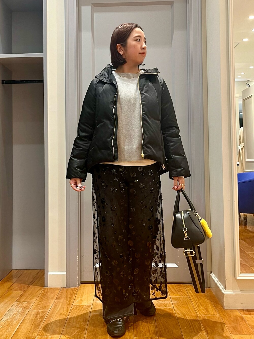 「冬アウター、ショルダーバッグ、お出かけコーデ、ニット、休日スタイル、オトナカジュアル、大人女子、グレーコーデ、レイヤードスタイル、ダウンジャケット、ボストンバッグ、ローファー、デニム」|「NOLLEY’Sのロイヤルゴールドダウン(ダウンジャケット/コート、ブラック系)」を使った、yamaiさん(レディース・163cm)の秋コーディネートの2枚目の写真