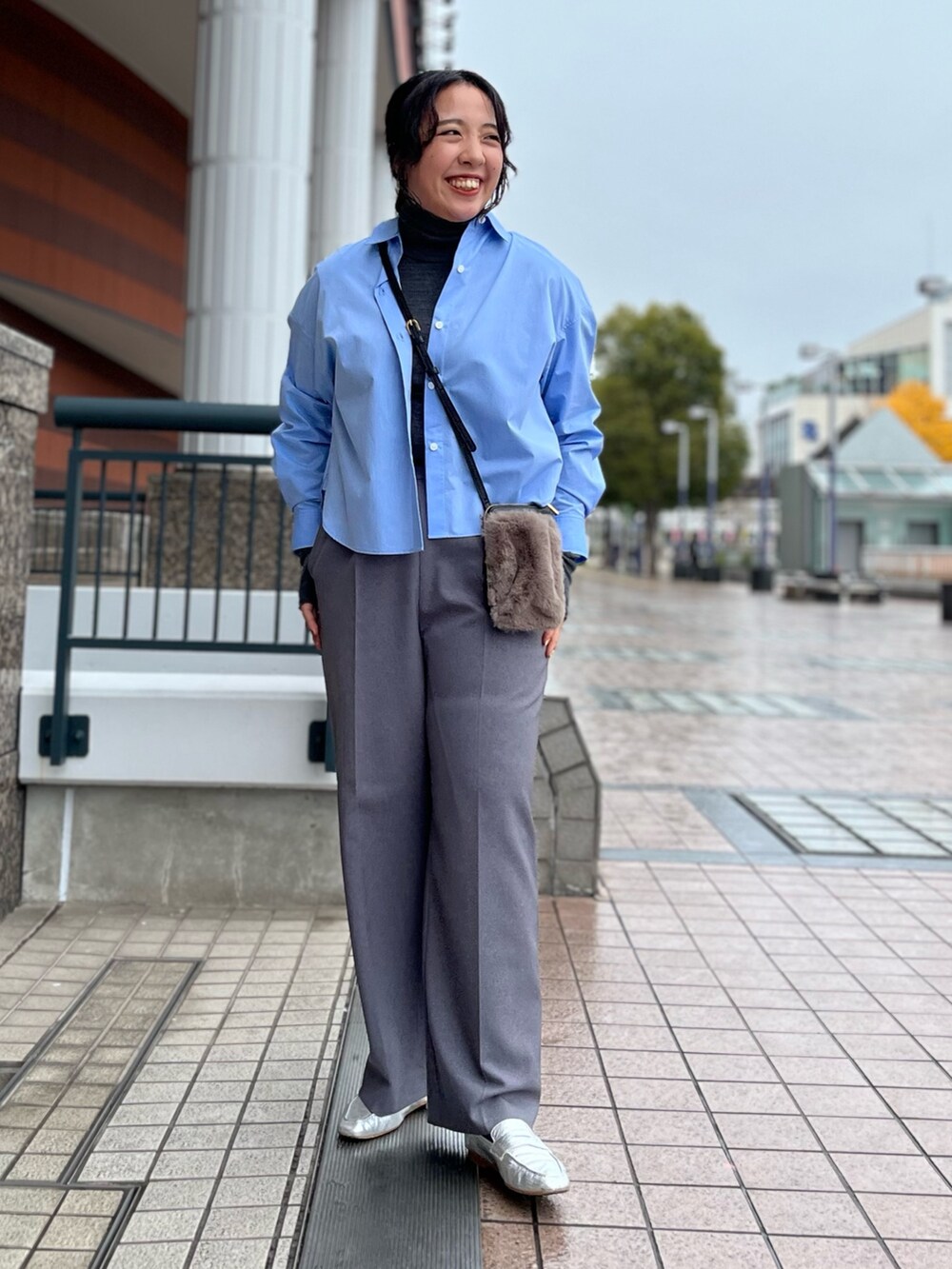 グレー系のTシャツ/カットソー、ブルー系のシャツ/ブラウス、グレー系のその他パンツを着用したレディースの冬コーディネートの3枚目の写真