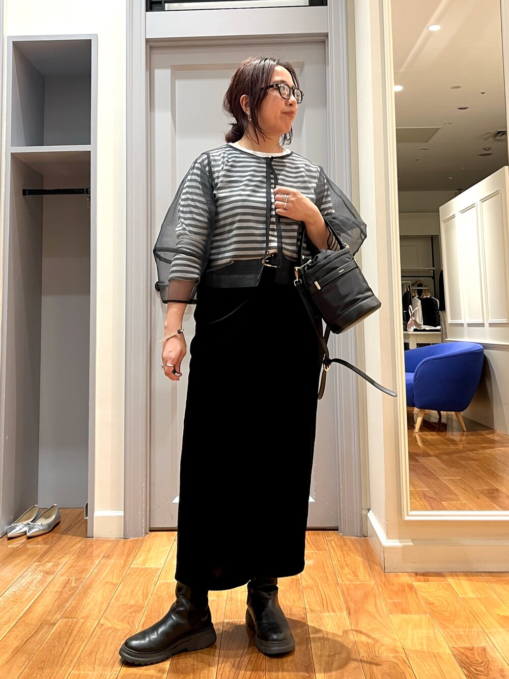 「休日スタイル、ロングスカート、ボーダー、レイヤードスタイル、秋服、カジュアルコーデ、24AW秋の新作、オトナカジュアル、メガネ女子、お出かけコーデ、ブラックコーデ、モノトーンコーデ」｜「Rie MillerのGIZA COTTONロングスリーブTシャツ（Tシャツ/カットソー、グレー系）」を使った、yamaiさん（レディース・163cm）の秋コーディネートの2枚目の写真