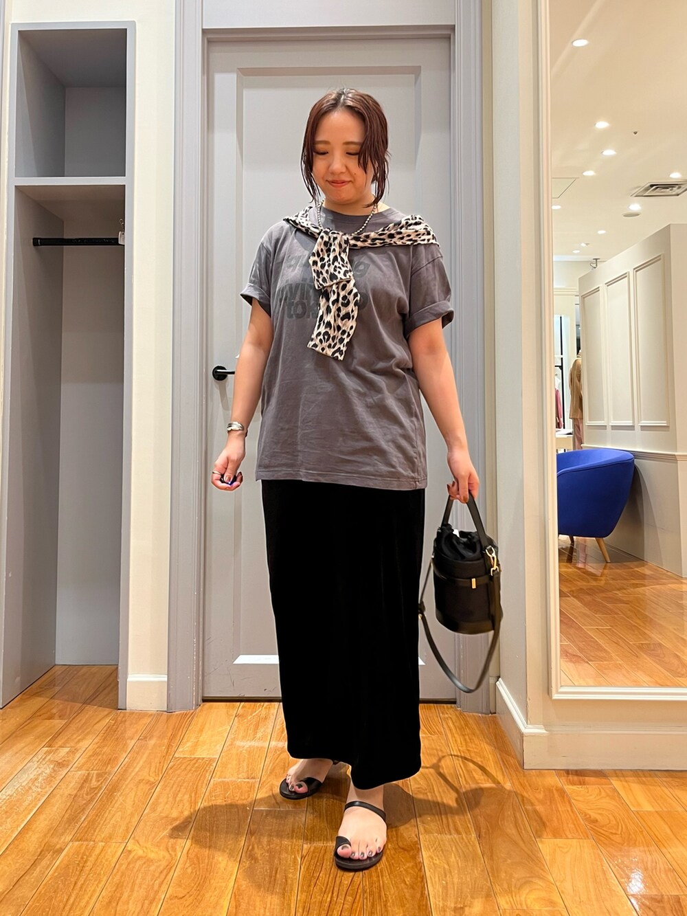「お出かけコーデ、ブラックコーデ、夏コーデ、モノトーン、サンダル、シンプルコーデ、リラックススタイル、Tシャツコーデ、オトナ女子」｜「Rie MillerのピグメントTシャツ（Tシャツ/カットソー、グレー系）」を使った、yamaiさん（レディース・163cm）の夏コーディネートの3枚目の写真
