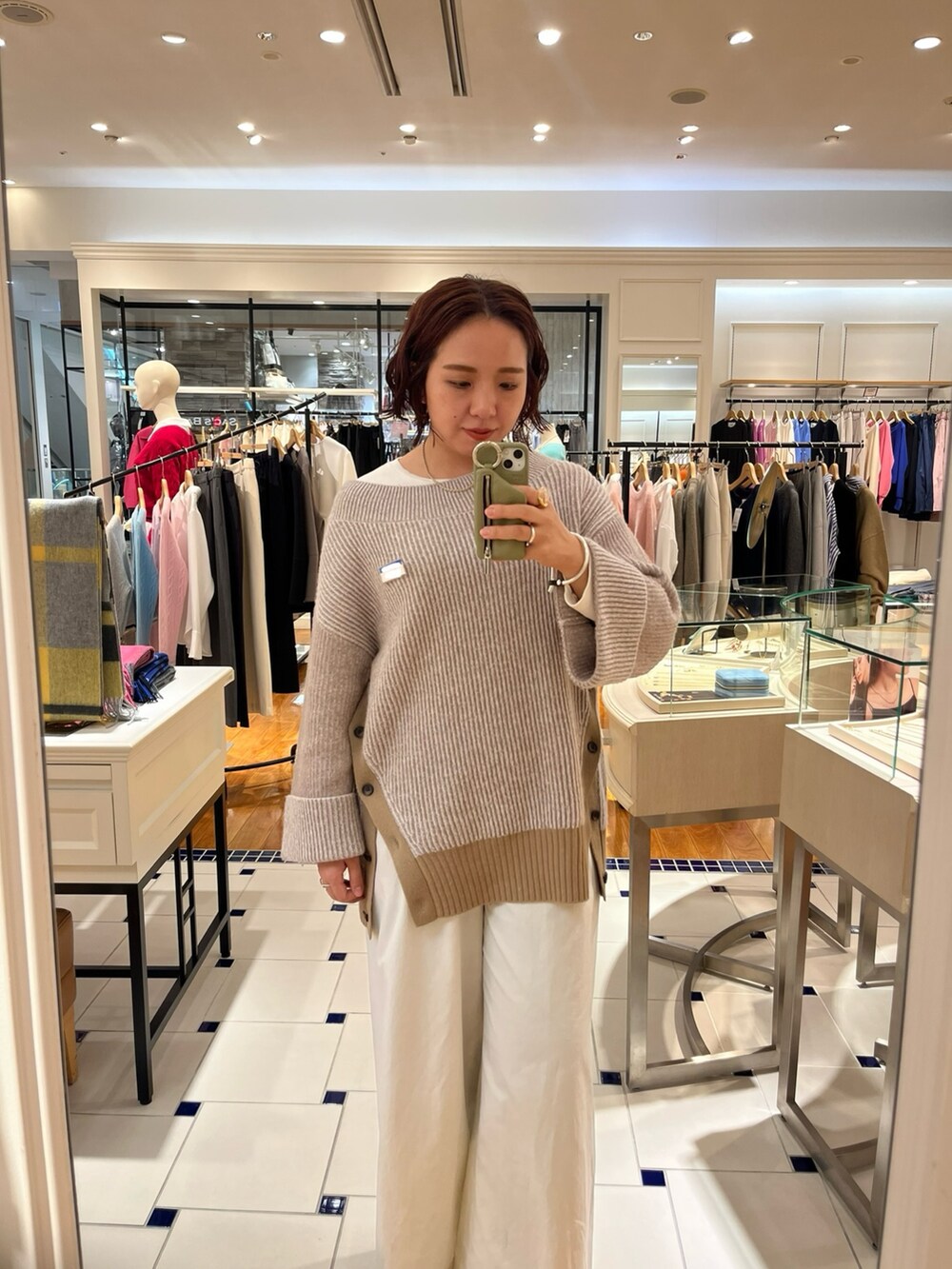 「休日スタイル、ワイドパンツ、オトナカワイイ、オトナカジュアル、レディースファッション、カジュアルコーデ、冬のコーデ、ワントーンコーデ、お出かけコーデ」｜「NOLLEY’Sのウォッシャブルイージーケアツイルワイドパンツ（その他パンツ、ホワイト系）」を使った、yamaiさん（レディース・163cm）の冬コーディネートの3枚目の写真