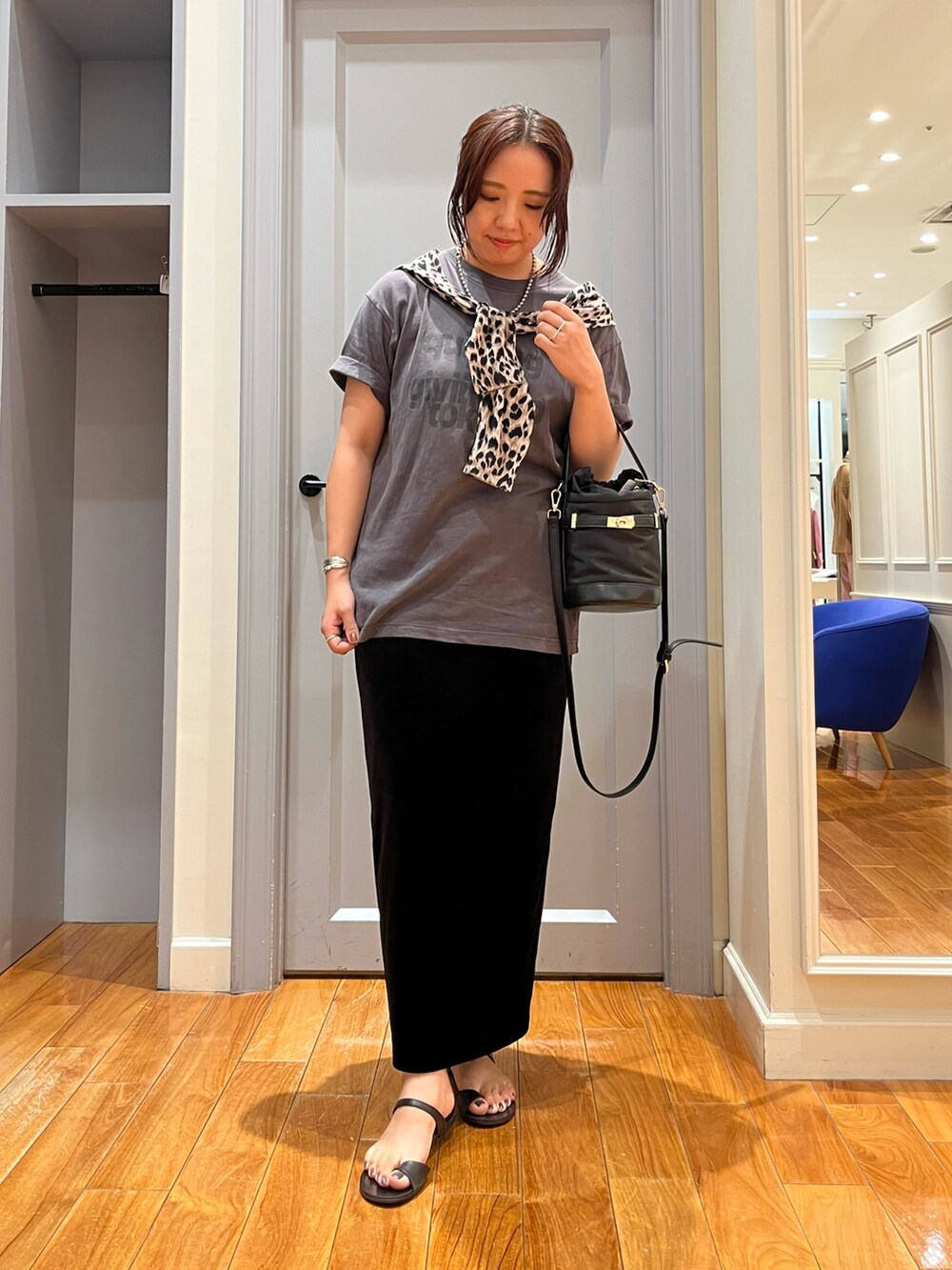 「お出かけコーデ、ブラックコーデ、夏コーデ、モノトーン、サンダル、シンプルコーデ、リラックススタイル、Tシャツコーデ、オトナ女子」｜「Rie MillerのピグメントTシャツ（Tシャツ/カットソー、グレー系）」を使った、yamaiさん（レディース・163cm）の夏コーディネートの2枚目の写真