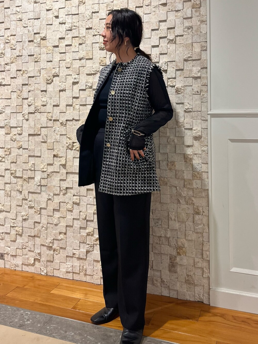 ブラック系のその他パンツ、ブラック系のベスト、ブラック系のTシャツ/カットソーを着用したレディースの秋コーディネートの5枚目の写真