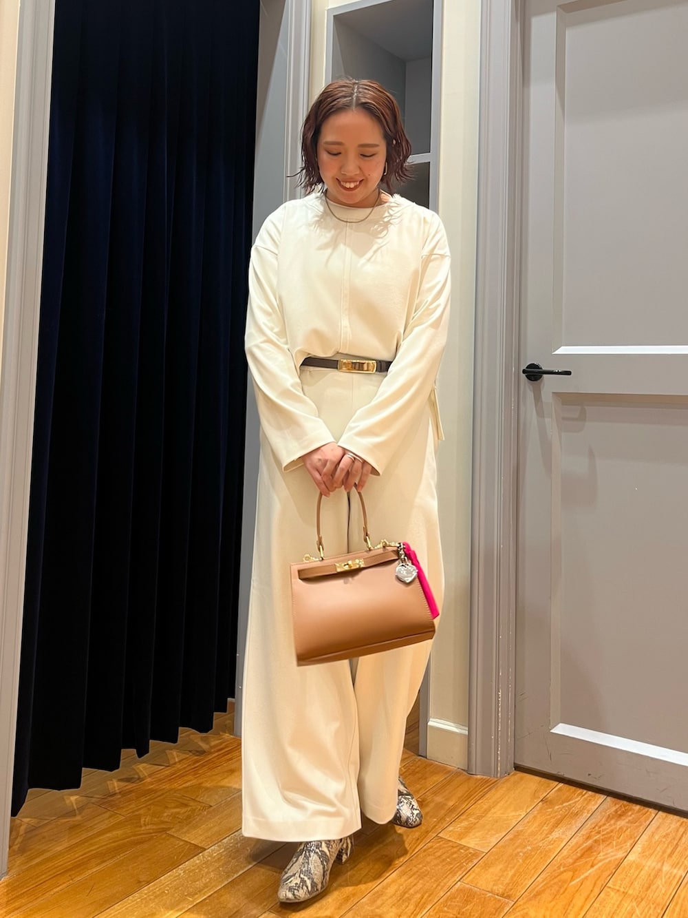 「休日スタイル、キレイめカジュアル、着回しコーデ、アウターコーデ、オトナカワイイ、オトナカジュアル、オフィスカジュアル、レディースファッション、冬服コーデ、きれいめカジュアル、冬のコーデ、ワントーンコーデ、お出かけコーデ、セットアップ、ホワイトコーデ」｜「NOLLEY’Sのハンドステッチベルテッドコート（その他アウター、イエロー系）」を使った、yamaiさん（レディース・163cm）の冬コーディネートの7枚目の写真