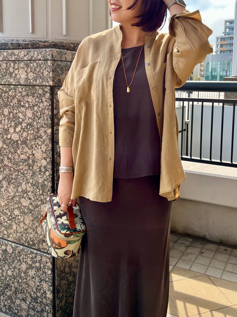 「サンダル、シャツスタイル、お出かけコーデ、マーメイドスカート、デートコーデ、ロングスカート、きれいめカジュアル、楽チンコーデ、夏服コーデ、大人女子、スカートスタイル、ノーリーズ」｜「manipuriの【manipuri/マニプリ】バニティポーチ（ポーチ、グレー系）」を使った、yamaiさん（レディース・163cm）の春コーディネートの7枚目の写真
