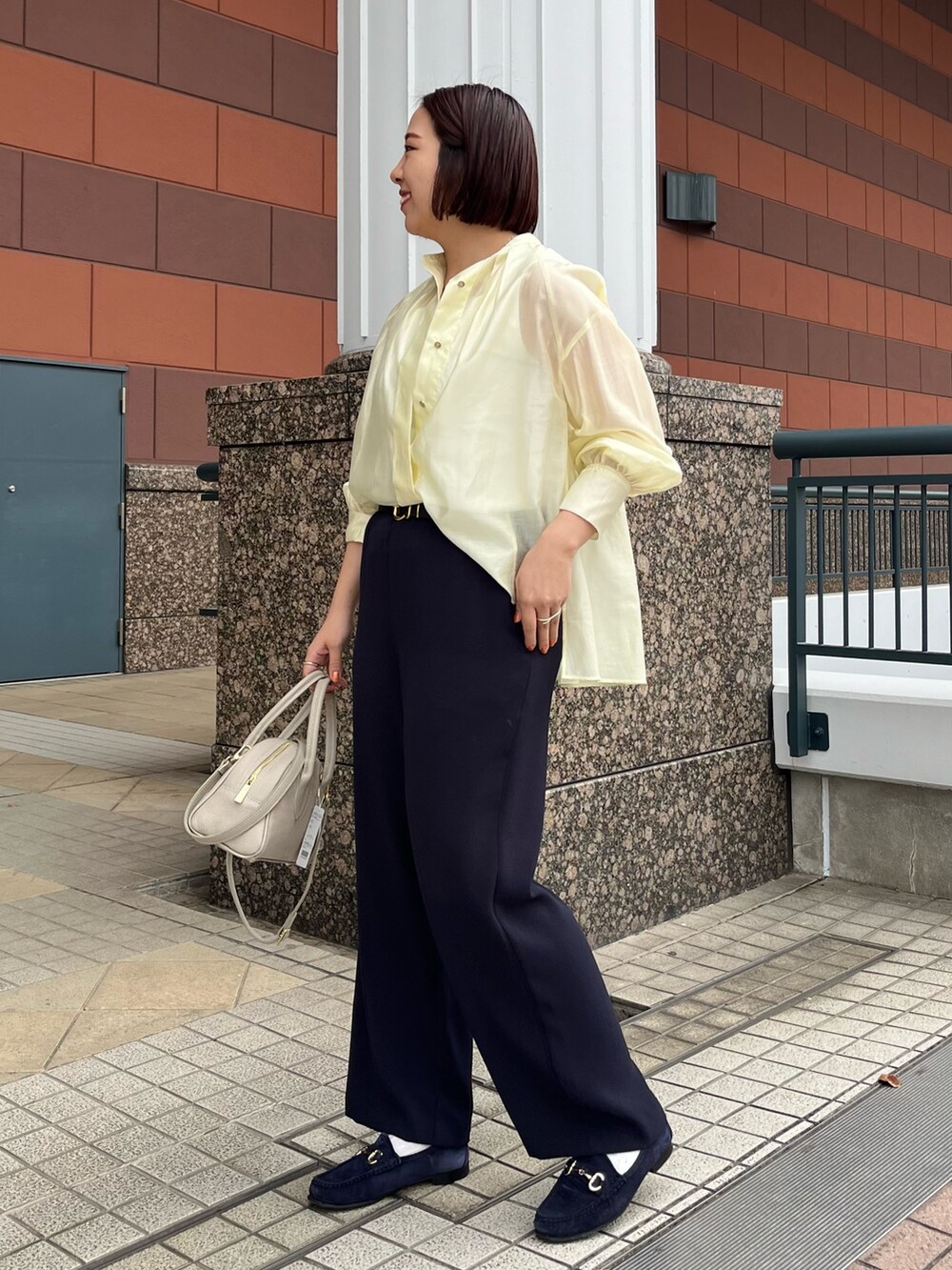 「おでかけコーデ、大人カジュアルコーデ、シンプルスタイル、今日のコーデ、レディースファッション、シャツコーデ、春、春色、シアートップス、ショルダーバッグ、大人カジュアル、ワイドパンツ、きれいめカジュアル、キレイめカジュアル」｜「NOLLEY’Sのバンドカラーシアーブラウス（シャツ/ブラウス、イエロー系）」を使った、yamaiさん（レディース・163cm）の春コーディネートの8枚目の写真