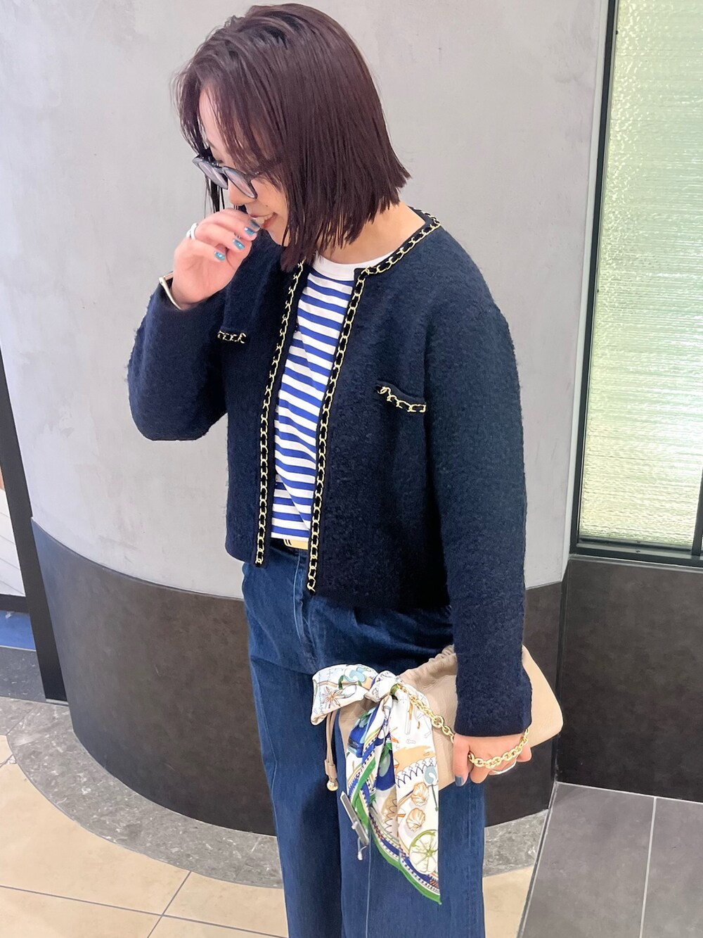「休日スタイル、カーディガン、ボーダー、秋コーデ、オトナカジュアル、パンツコーデ、デニムコーデ、高身長女子、めがね、ベルト、ジャケット」｜「NOLLEY’Sの＜飯豊まりえさん着用＞チェーンブレードフワフワジャケット 24AW（カーディガン/ボレロ、ブルー系）」を使った、yamaiさん（レディース・163cm）の秋コーディネートの4枚目の写真