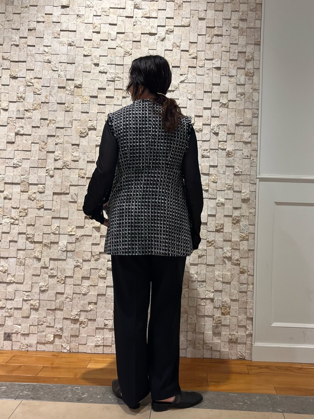 ブラック系のその他パンツ、ブラック系のベスト、ブラック系のTシャツ/カットソーを着用したレディースの秋コーディネートの3枚目の写真