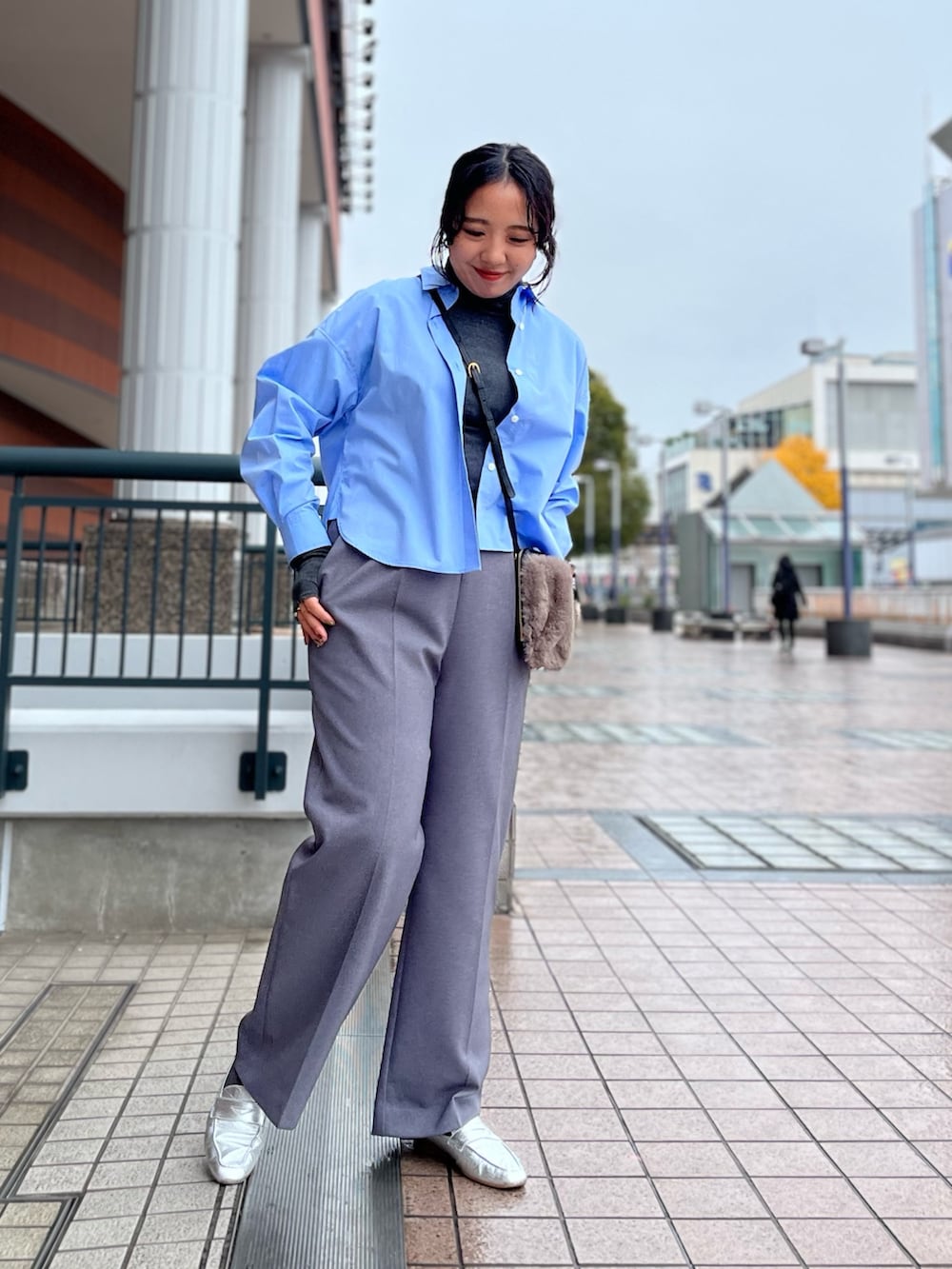 グレー系のTシャツ/カットソー、ブルー系のシャツ/ブラウス、グレー系のその他パンツを着用したレディースの冬コーディネートの2枚目の写真