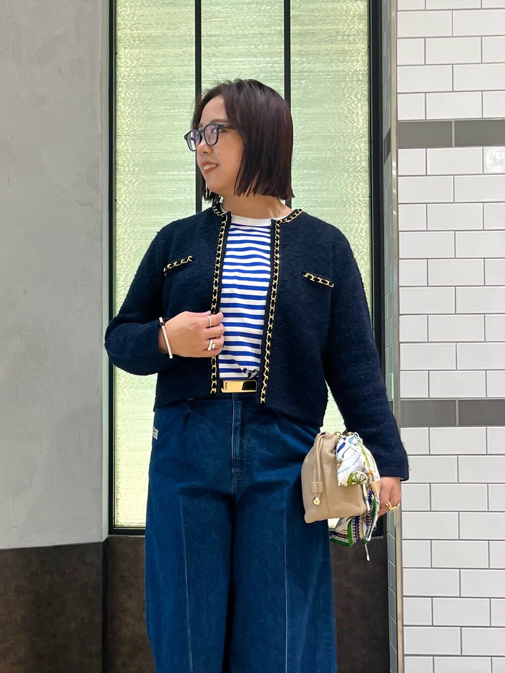 「休日スタイル、カーディガン、ボーダー、秋コーデ、オトナカジュアル、パンツコーデ、デニムコーデ、高身長女子、めがね、ベルト、ジャケット」｜「NOLLEY’Sの＜飯豊まりえさん着用＞チェーンブレードフワフワジャケット 24AW（カーディガン/ボレロ、ブルー系）」を使った、yamaiさん（レディース・163cm）の秋コーディネートの6枚目の写真