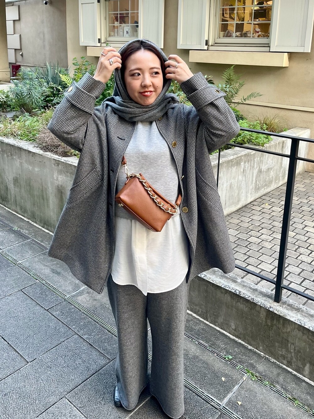 「休日スタイル、ローファー、ニット、スウェット、ブラウン、ショルダーバッグ、オトナカジュアル、秋冬、パンツコーデ、グレー、ニットコーデ、カシミヤ、ロングコート、リラックススタイル」|「NOLLEY’Sの【TRADITIONAL WEATHERWEAR】MALTON NO COLLAR(ノーカラーコート、ブラック系)」を使った、yamaiさん(レディース・163cm)の秋コーディネートの5枚目の写真