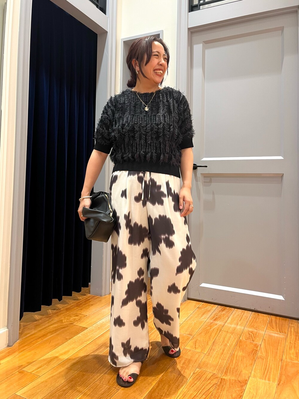 「休日スタイル、きれいめカジュアル、夏コーデ、ブラックコーデ、おでかけコーデ、ブラック、ニットコーデ、モノトーン、大人カジュアル、オトナカジュアル、大人コーデ、ワントーンコーデ、ワイドパンツ」｜「NOLLEY’Sの《手洗い可能》カットフリンジドルマンプルオーバーニット（ニット/セーター、ブラック系）」を使った、yamaiさん（レディース・163cm）の夏コーディネートの8枚目の写真