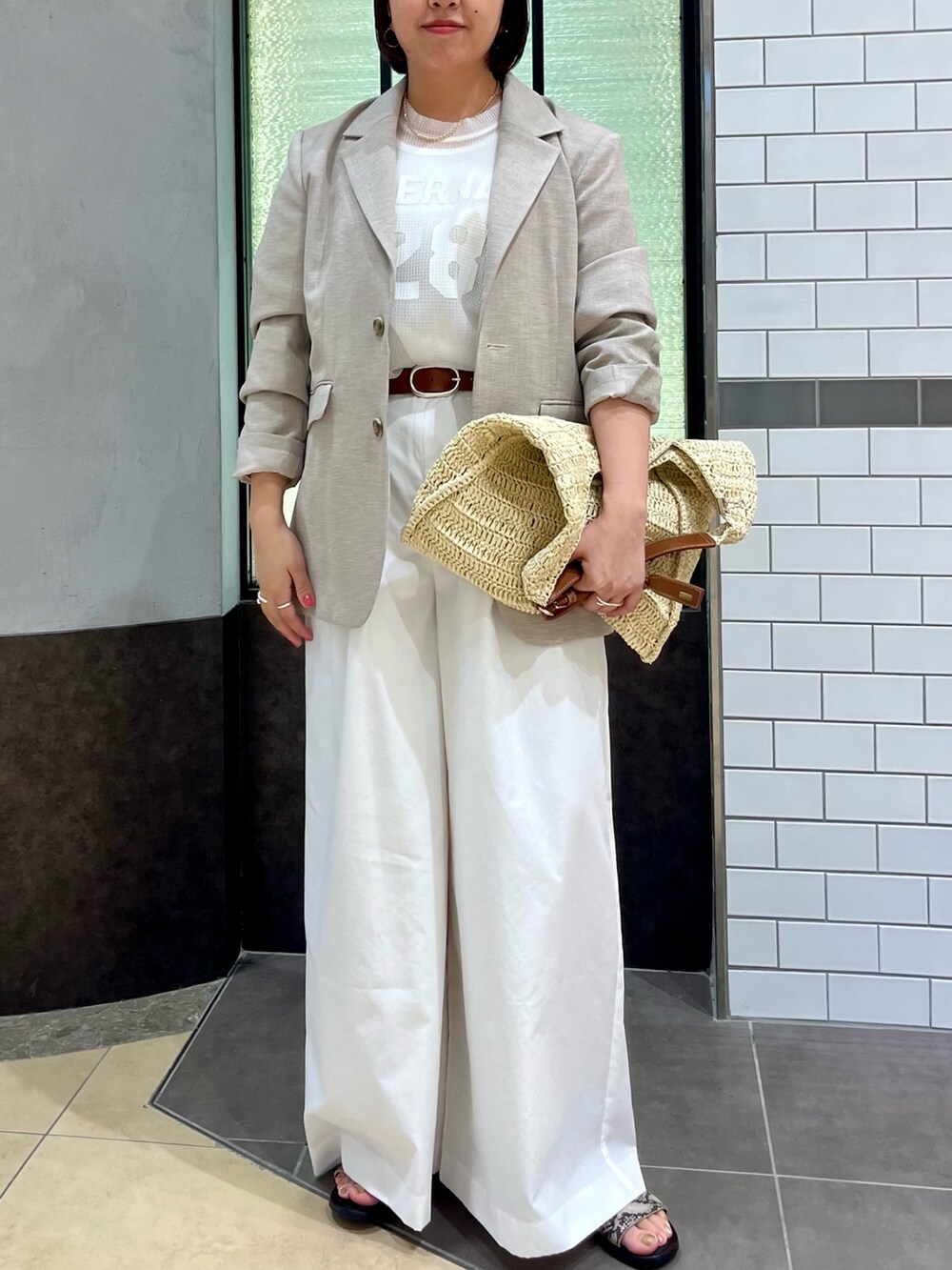 「休日スタイル、お出かけコーデ、シアートップス、大人カジュアル、フレアパンツ、カジュアルスタイル、Tシャツコーデ、キレイめコーデ、ロゴT、プリントT、ジャケット、ワントーンコーデ、ホワイトコーデ、メッシュ、ブラウン」|「NOLLEY’Sのペーパークロシェバッグ(ショルダーバッグ、ベージュ系)」を使った、yamaiさん(レディース・163cm)の春コーディネートの3枚目の写真