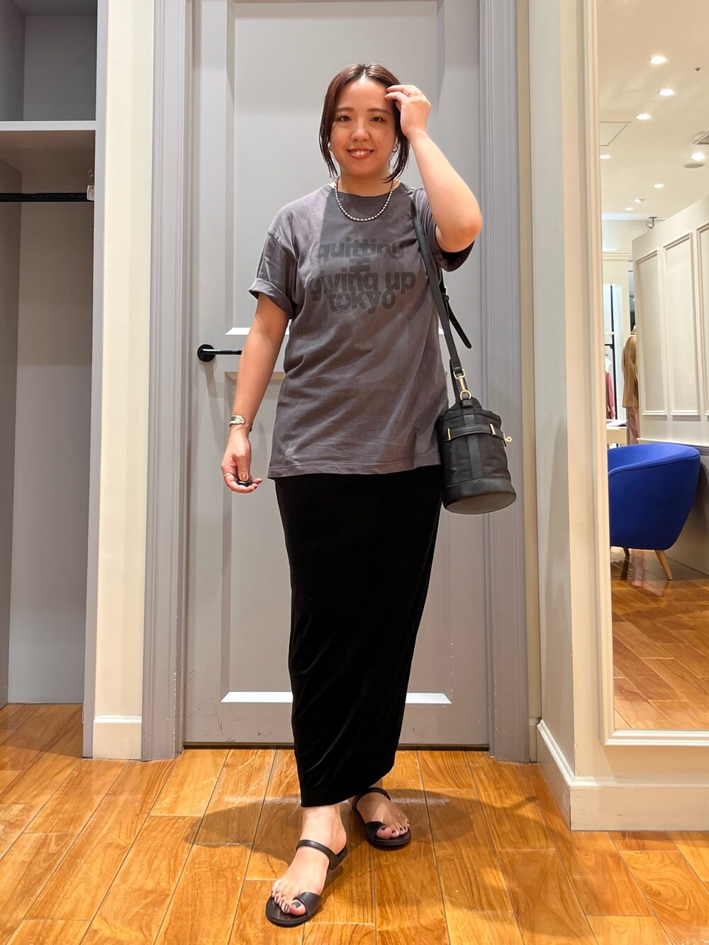 「お出かけコーデ、ブラックコーデ、夏コーデ、モノトーン、サンダル、シンプルコーデ、リラックススタイル、Tシャツコーデ、オトナ女子」｜「Rie MillerのピグメントTシャツ（Tシャツ/カットソー、グレー系）」を使った、yamaiさん（レディース・163cm）の夏コーディネートの6枚目の写真