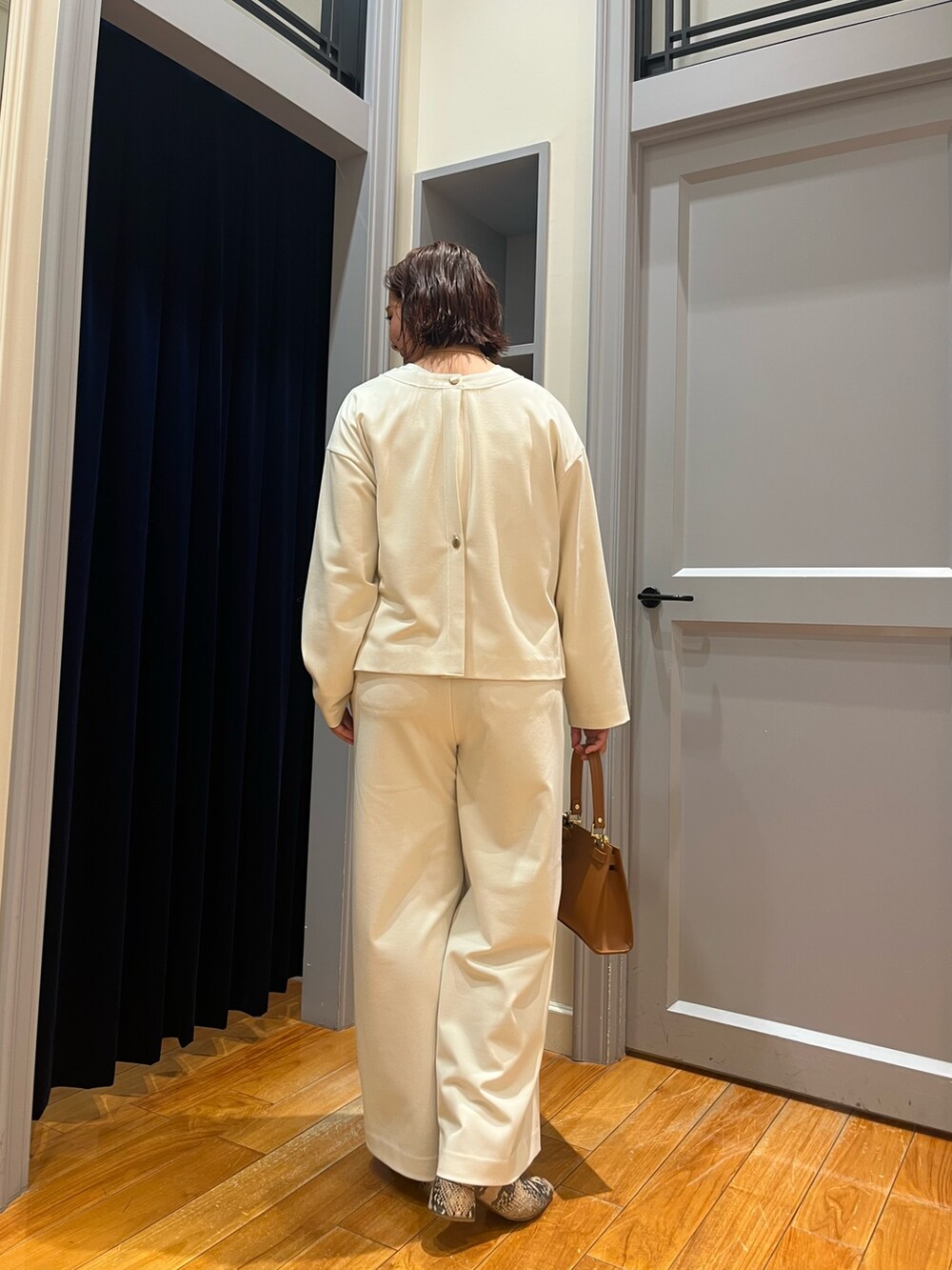 「休日スタイル、キレイめカジュアル、着回しコーデ、ワイドパンツ、オトナカワイイ、オトナカジュアル、レディースファッション、冬服コーデ、きれいめカジュアル、冬のコーデ、ワントーンコーデ、ホワイトコーデ、セットアップ」｜「NOLLEY’Sの《セットアップ対応》ウォッシャブル両面起毛イージーワイドパンツ（その他パンツ、ホワイト系）」を使った、yamaiさん（レディース・163cm）の冬コーディネートの7枚目の写真