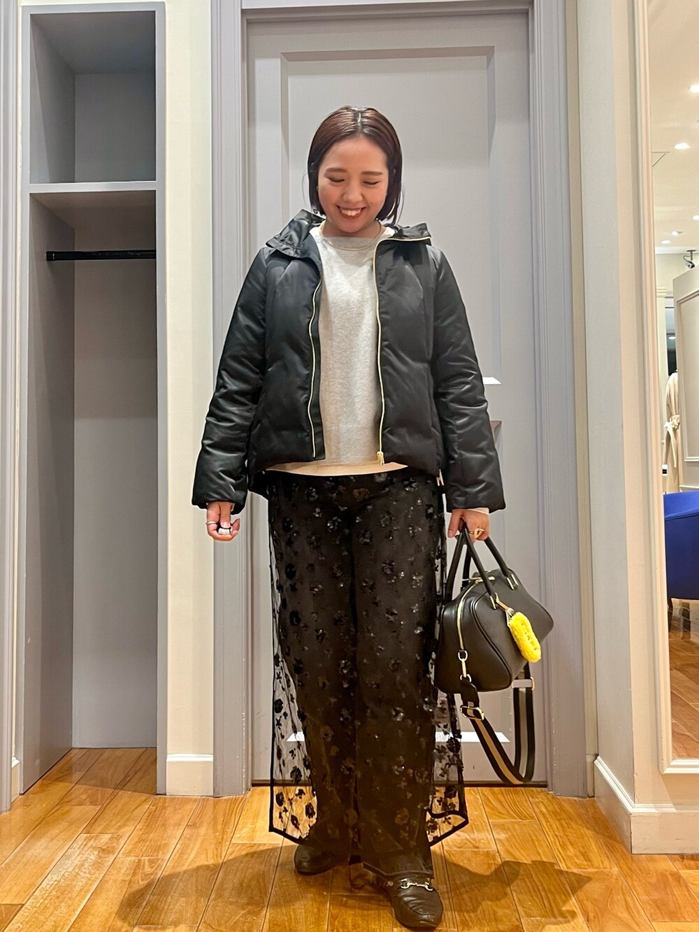 「冬アウター、ショルダーバッグ、お出かけコーデ、ニット、休日スタイル、オトナカジュアル、大人女子、グレーコーデ、レイヤードスタイル、ダウンジャケット、ボストンバッグ、ローファー、デニム」|「NOLLEY’Sのロイヤルゴールドダウン(ダウンジャケット/コート、ブラック系)」を使った、yamaiさん(レディース・163cm)の秋コーディネートの4枚目の写真