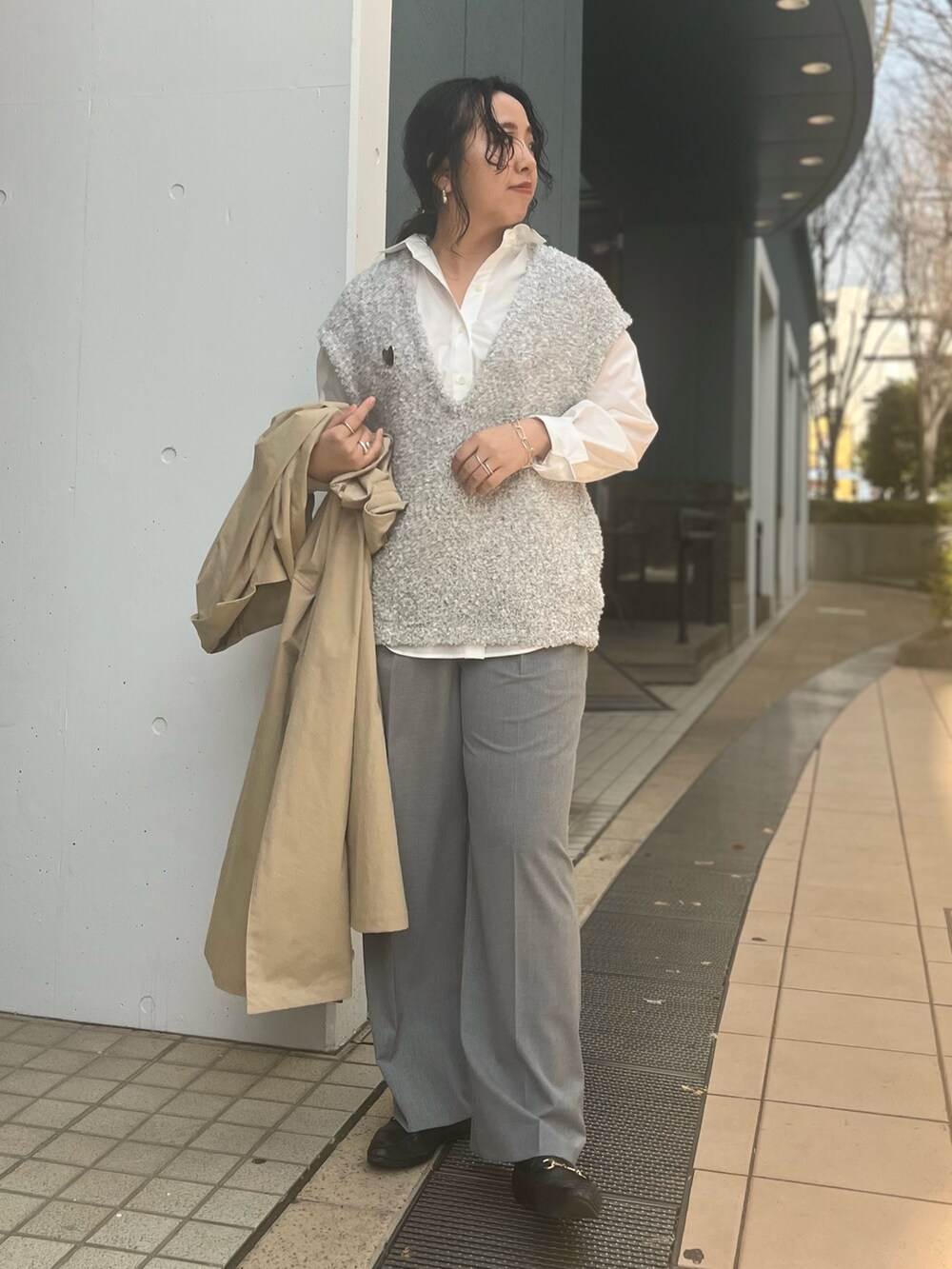 グレー系のベスト、ホワイト系のシャツ/ブラウス、グレー系のその他パンツを着用したレディースの冬コーディネートの8枚目の写真